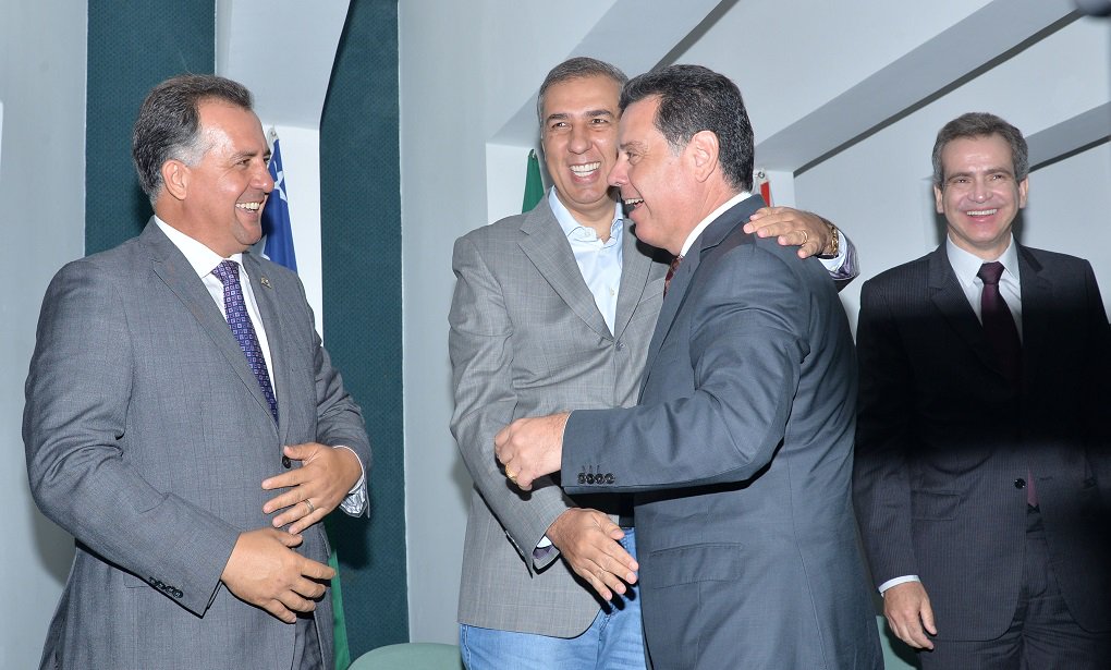 O governador Marconi Perillo anunciou nesta quinta-feira, durante solenidade com prefeitos, que o secretário de Segurança Pública, José Eliton, deixa o cargo no final deste mês para se dedicar exclusivamente à tarefa de vice-governador; Eliton será responsável por coordenar um plano de investimentos e convênios nos municípios goianos, parte deles oriundos da venda da Celg; saída de Eliton da Segurança e atuação mais política sinalizam que vice-governador vai acentuar o trabalho de articulação junto às bases para fortalecer sua candidatura ao governo do Estado em 2018 (Foto: José Barbacena) O governador Marconi Perillo anunciou nesta quinta-feira, durante solenidade com prefeitos, que o secretário de Segurança Pública, José Eliton, deixa o cargo no final deste mês para se dedicar exclusivamente à tarefa de vice-governador; Eliton será responsável por coordenar um plano de investimentos e convênios nos municípios goianos, parte deles oriundos da venda da Celg; saída de Eliton da Segurança e atuação mais política sinalizam que vice-governador vai acentuar o trabalho de articulação junto às bases para fortalecer sua candidatura ao governo do Estado em 2018