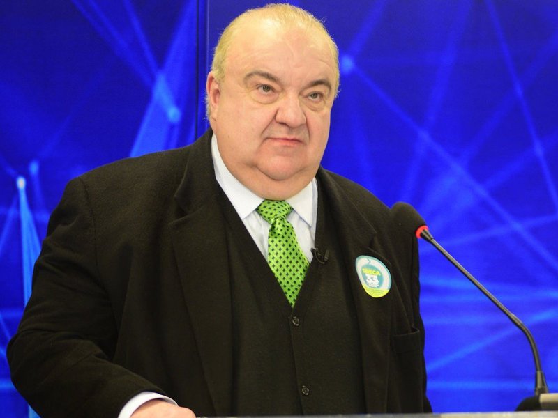 O prefeito eleito de Curitiba, Rafael Greca (PMN), promete não aumentar impostos; "Não trabalho com esta hipótese, pois a sociedade não suporta mais aumentos de tributos. Temos sim que buscar a eficiência", diz Greca; segundo ele, a prioridade na sua gestão será "a reorganização da prefeitura" (Foto: Romulo Faro) O prefeito eleito de Curitiba, Rafael Greca (PMN), promete não aumentar impostos; "Não trabalho com esta hipótese, pois a sociedade não suporta mais aumentos de tributos. Temos sim que buscar a eficiência", diz Greca; segundo ele, a prioridade na sua gestão será "a reorganização da prefeitura"