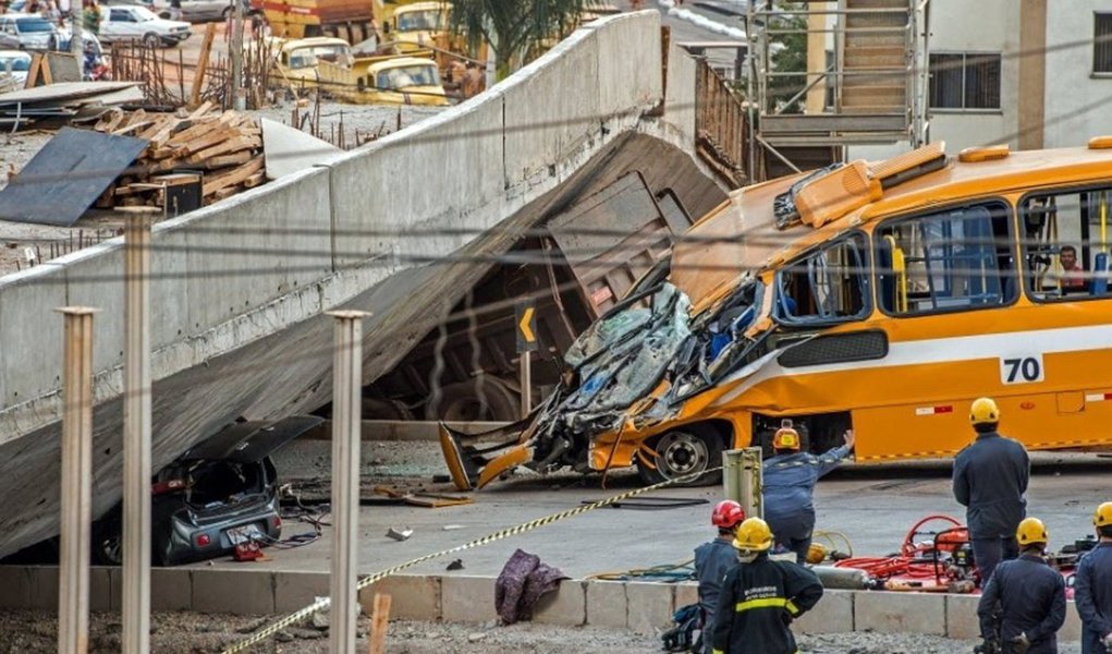 A PF indicou 18 pessoas por fraudes em licitações públicas das obras do corredor para o BRT nas avenidas Pedro I e Antônio Carlos, em Belo Horizonte; segundo as investigações, que começaram em 2013, houve falhas na elaboração das planilhas orçamentárias e superfaturamento no pagamento de alguns serviços, entre outros problemas; as irregularidades teriam contribuído para a queda do viaduto Batalha dos Guararapes, no dia 3 julho de 2014, que matou duas pessoas e feriu 21; as fraudes nos contratos ultrapassam R$ 50 milhões, informou a delegada que presidiu o inquérito Márcia Versieux (Foto: Leonardo Lucena) A PF indicou 18 pessoas por fraudes em licitações públicas das obras do corredor para o BRT nas avenidas Pedro I e Antônio Carlos, em Belo Horizonte; segundo as investigações, que começaram em 2013, houve falhas na elaboração das planilhas orçamentárias e superfaturamento no pagamento de alguns serviços, entre outros problemas; as irregularidades teriam contribuído para a queda do viaduto Batalha dos Guararapes, no dia 3 julho de 2014, que matou duas pessoas e feriu 21; as fraudes nos contratos ultrapassam R$ 50 milhões, informou a delegada que presidiu o inquérito Márcia Versieux