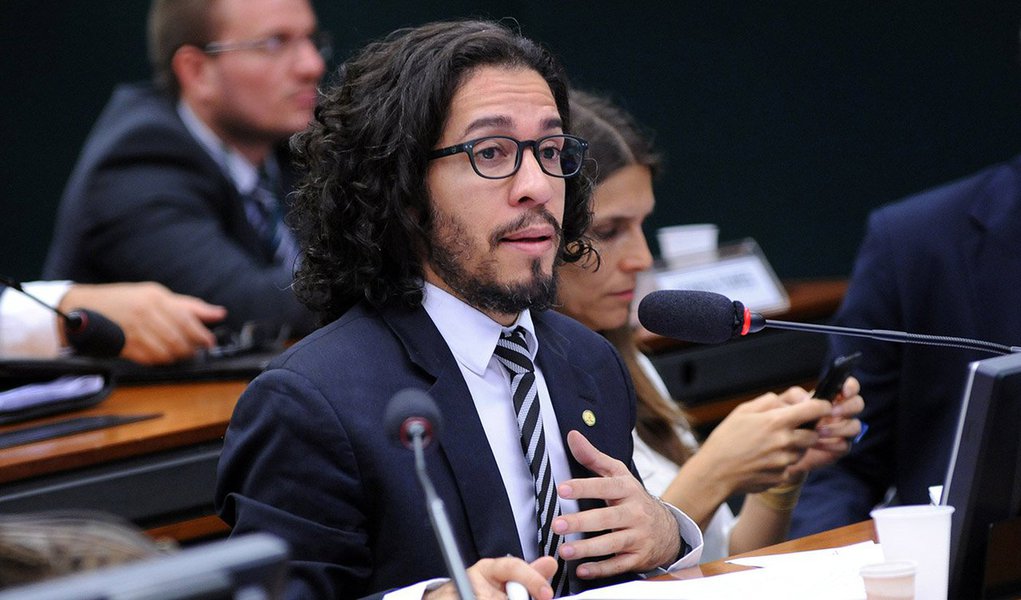 A fim de contrapor "um projeto que quer acabar com os tipos de escolas que sejam um espaço para todas as diversidades de pensamento", o deputado Jean Wyllys (PSOL-RJ) apresenta o projeto "Escola Livre", que conforme sua definição, "pretende garantir a liberdade de pensamento e o acesso a todos os saberes respeitando a diversidade cultural do nosso país"; veja sua explicação no vídeo (Foto: Gisele Federicce) A fim de contrapor "um projeto que quer acabar com os tipos de escolas que sejam um espaço para todas as diversidades de pensamento", o deputado Jean Wyllys (PSOL-RJ) apresenta o projeto "Escola Livre", que conforme sua definição, "pretende garantir a liberdade de pensamento e o acesso a todos os saberes respeitando a diversidade cultural do nosso país"; veja sua explicação no vídeo