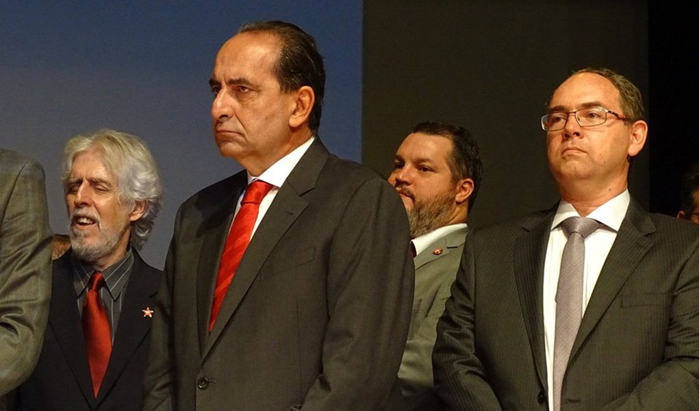 O prefeito de Belo Horizonte, Alexandre Kalil (PHS), empossou os 13 secretários que irão compor a sua equipe; são nove pastas a menos do que na gestão de Márcio Lacerda (PSB); o novo chefe do executivo pediu uma reflexão sobre o tamanho da responsabilidade atribuída a equipe de governo; "Agora temos a responsabilidade de fazer o que não fizeram. De colocar a mão onde ninguém colocou", disse Kalil; confira a lista dos secretários (Foto: Leonardo Lucena) O prefeito de Belo Horizonte, Alexandre Kalil (PHS), empossou os 13 secretários que irão compor a sua equipe; são nove pastas a menos do que na gestão de Márcio Lacerda (PSB); o novo chefe do executivo pediu uma reflexão sobre o tamanho da responsabilidade atribuída a equipe de governo; "Agora temos a responsabilidade de fazer o que não fizeram. De colocar a mão onde ninguém colocou", disse Kalil; confira a lista dos secretários