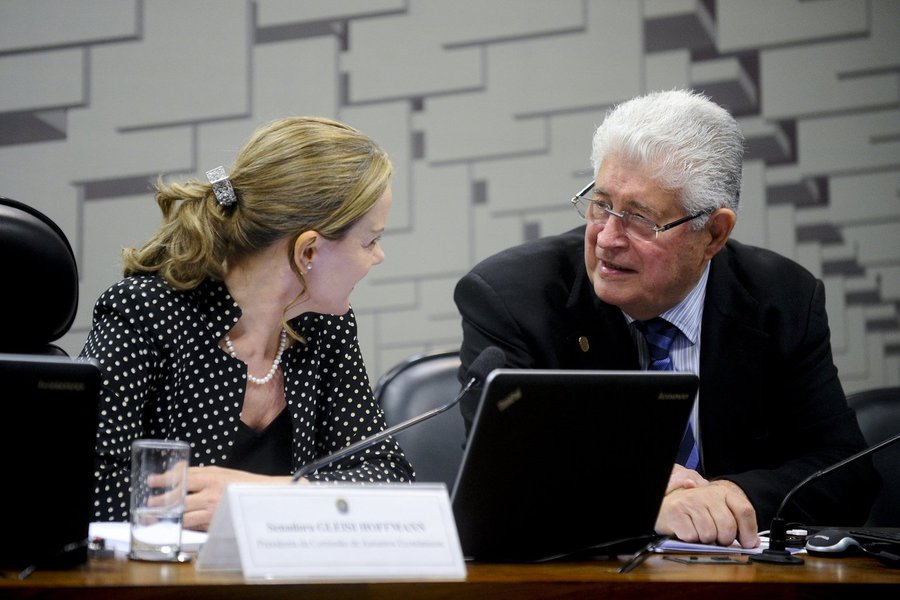 Liderados por Roberto Requião (PMDB-PR) e Gleisi Hoffmann (PT-PR), parlamentares da oposição no Senado pretendem elaborar, até quarta-feira, um substitutivo ao texto do relator, Eunício Oliveira (PMDB-CE), de forma a incluir itens que acolham trechos já abordados em emendas apresentadas e tornar as medidas menos danosas ao país; para Requião, a proposta representa o "abandono de décadas de construção do Estado social"; Gleisi defende que seria muito mais correto para o Executivo buscar recursos na criação do imposto sobre grandes fortunas e na volta da cobrança de tributos sobre os lucros e dividendos distribuídos aos donos das empresas, "em vez de estrangular os investimentos em saúde e educação" (Foto: Gisele Federicce) Liderados por Roberto Requião (PMDB-PR) e Gleisi Hoffmann (PT-PR), parlamentares da oposição no Senado pretendem elaborar, até quarta-feira, um substitutivo ao texto do relator, Eunício Oliveira (PMDB-CE), de forma a incluir itens que acolham trechos já abordados em emendas apresentadas e tornar as medidas menos danosas ao país; para Requião, a proposta representa o "abandono de décadas de construção do Estado social"; Gleisi defende que seria muito mais correto para o Executivo buscar recursos na criação do imposto sobre grandes fortunas e na volta da cobrança de tributos sobre os lucros e dividendos distribuídos aos donos das empresas, "em vez de estrangular os investimentos em saúde e educação"