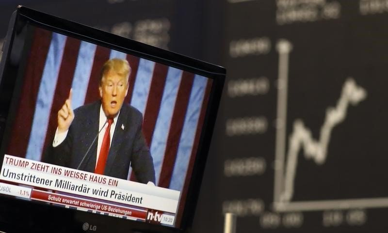 A TV screen showing U.S. President-elect Donald Trump is pictured in front of the German share price index, DAX board, at the stock exchange in Frankfurt, Germany, November 9, 2016. REUTERS/Staff/Remote (Foto: Henrique Fontana) A TV screen showing U.S. President-elect Donald Trump is pictured in front of the German share price index, DAX board, at the stock exchange in Frankfurt, Germany, November 9, 2016. REUTERS/Staff/Remote