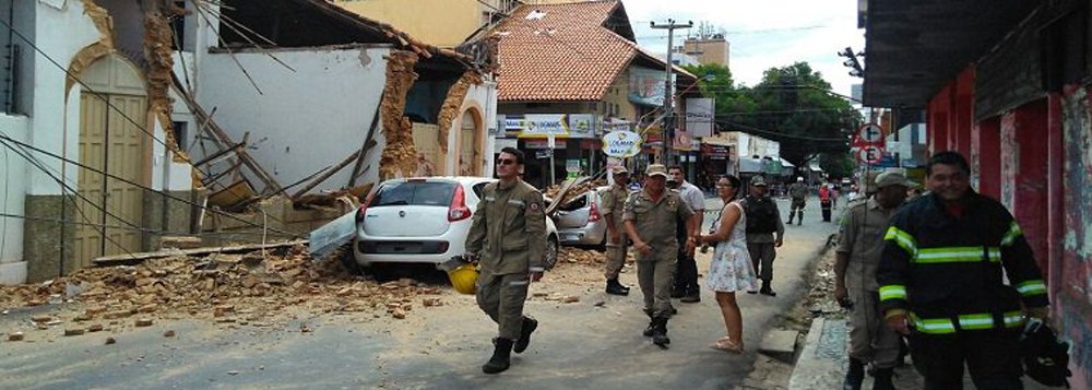 O superintendente de Desenvolvimento Urbano Centro/Norte (SDU), José João, disse que o proprietário do imóvel no Centro de Teresina que desabou é desconhecido; a casa é um imóvel antigo e está localizada na rua Areolino de Abreu no cruzamento com a rua Barroso; imóveis antigos do Centro geralmente são tombados pelo patrimônio histórico de Teresina, mas, se a prefeitura não soube identificar o dono, ela não deve se encaixar neste perfil; "Como se trata de um imóvel particular, a prefeitura não é responsável pela sua manutenção e nem por prejuízos que possa vir a causar. A responsabilidade é do proprietário", disse José João (Foto: Leonardo Lucena) O superintendente de Desenvolvimento Urbano Centro/Norte (SDU), José João, disse que o proprietário do imóvel no Centro de Teresina que desabou é desconhecido; a casa é um imóvel antigo e está localizada na rua Areolino de Abreu no cruzamento com a rua Barroso; imóveis antigos do Centro geralmente são tombados pelo patrimônio histórico de Teresina, mas, se a prefeitura não soube identificar o dono, ela não deve se encaixar neste perfil; "Como se trata de um imóvel particular, a prefeitura não é responsável pela sua manutenção e nem por prejuízos que possa vir a causar. A responsabilidade é do proprietário", disse José João