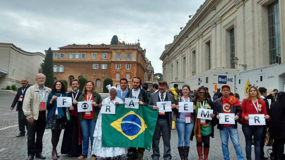 Cerca de 150 representantes de movimentos e organizações sociais de todo o mundo se reúnem esta semana na Cidade do Vaticano para o III Encontro Mundial dos Movimentos Populares em diálogo com o Papa Francisco; entre os presentes, João Pedro Stédile, líder do MST, que ontem foi alvo de uma ação ilegal e truculenta, com a invasão da Escola Nacional Florestan Fernandes; segundo Beatriz Cerqueira, da CUT, foi aprovada ontem uma moção de apoio e solidariedade ao MST e de denúncia da ruptura democrática e criminalização das lutas sociais no Brasil; "o documento será entregue ao Papa hoje", segundo informa o cientista político Robson Sávio Reis Souza, professor da PUC-MG (Foto: Leonardo Attuch) Cerca de 150 representantes de movimentos e organizações sociais de todo o mundo se reúnem esta semana na Cidade do Vaticano para o III Encontro Mundial dos Movimentos Populares em diálogo com o Papa Francisco; entre os presentes, João Pedro Stédile, líder do MST, que ontem foi alvo de uma ação ilegal e truculenta, com a invasão da Escola Nacional Florestan Fernandes; segundo Beatriz Cerqueira, da CUT, foi aprovada ontem uma moção de apoio e solidariedade ao MST e de denúncia da ruptura democrática e criminalização das lutas sociais no Brasil; "o documento será entregue ao Papa hoje", segundo informa o cientista político Robson Sávio Reis Souza, professor da PUC-MG