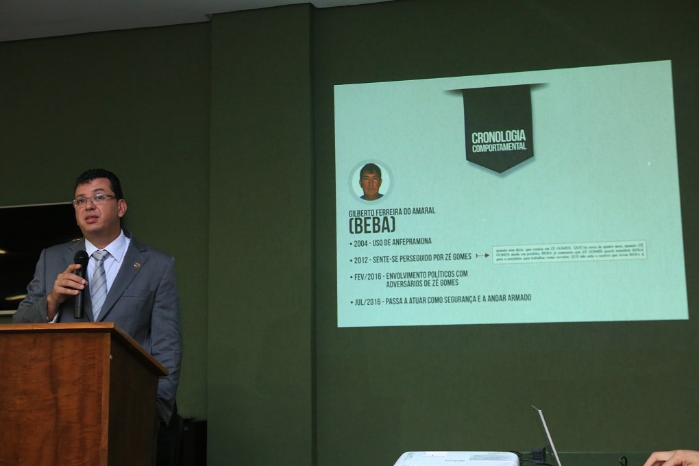 Um surto psicótico-etílico e mania de perseguição motivaram o atentado cometido pelo servidor público Gilberto do Amaral contra o candidato a prefeito de Itumbiara, José Gomes, e do cabo da Polícia Militar, Vanilson João Pereira, ocorrido em 28 de setembro deste ano; foi o que concluiu relatório da Operação Paranaíba, da Polícia Civil, em apresentação realizada no Fórum de Itumbiara, nesta sexta-feira; autor do atentado agiu sozinho e investigações apontaram que não houve rixa por conta de disputa de terras, nem agressão ou perseguição a Gilberto por parte do então candidato à prefeitura de Itumbiara, Zé Gomes (Foto: José Barbacena) Um surto psicótico-etílico e mania de perseguição motivaram o atentado cometido pelo servidor público Gilberto do Amaral contra o candidato a prefeito de Itumbiara, José Gomes, e do cabo da Polícia Militar, Vanilson João Pereira, ocorrido em 28 de setembro deste ano; foi o que concluiu relatório da Operação Paranaíba, da Polícia Civil, em apresentação realizada no Fórum de Itumbiara, nesta sexta-feira; autor do atentado agiu sozinho e investigações apontaram que não houve rixa por conta de disputa de terras, nem agressão ou perseguição a Gilberto por parte do então candidato à prefeitura de Itumbiara, Zé Gomes