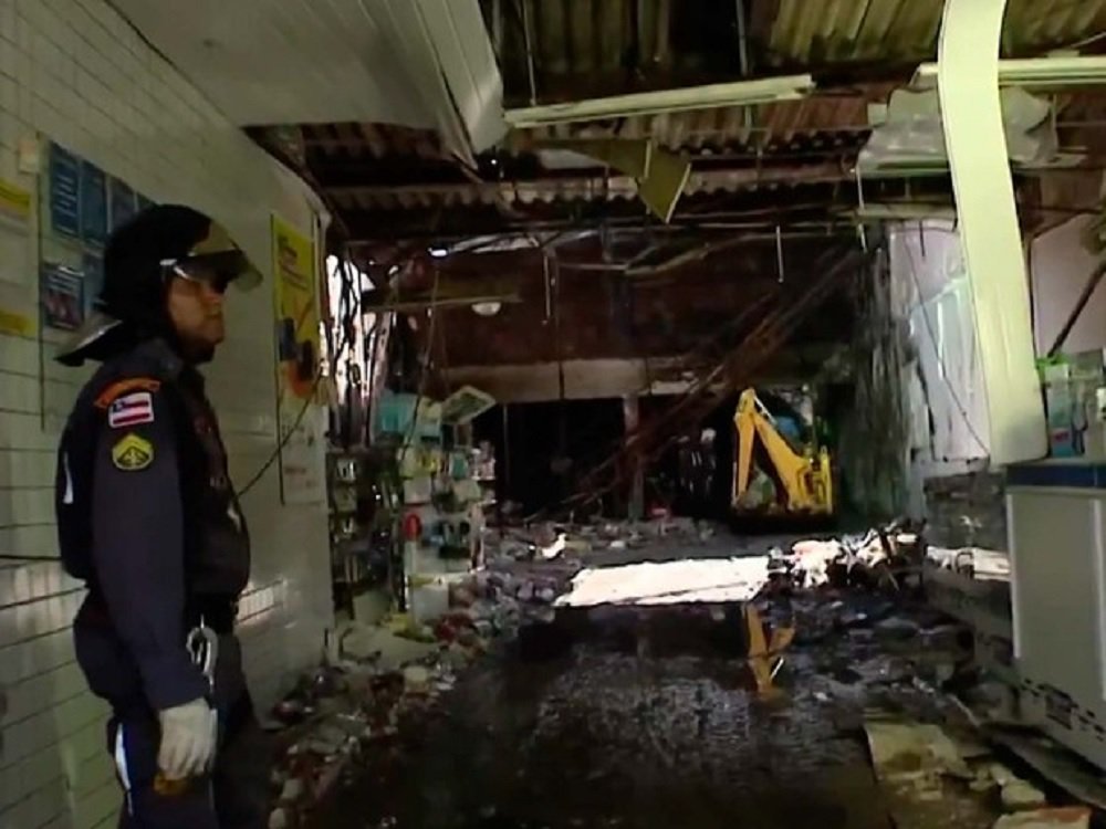 A Polícia Civil ainda não identificou as causas do incêndio que matou nove pessoas e deixou 14 feridas em uma farmácia em Camaçari; a polícia abriu um inquérito para apurar as causas do acidente, que aconteceu na quarta-feira (23); uma funcionária da farmácia já foi ouvida e, segundo a SSP, deu informações detalhadas sobre os minutos que antecederam a explosão; segundo a funcionária e pessoas que conheciam o local, uma obra vinha sendo realizada no mezanino do estabelecimento há pelo menos 30 dias (Foto: Romulo Faro) A Polícia Civil ainda não identificou as causas do incêndio que matou nove pessoas e deixou 14 feridas em uma farmácia em Camaçari; a polícia abriu um inquérito para apurar as causas do acidente, que aconteceu na quarta-feira (23); uma funcionária da farmácia já foi ouvida e, segundo a SSP, deu informações detalhadas sobre os minutos que antecederam a explosão; segundo a funcionária e pessoas que conheciam o local, uma obra vinha sendo realizada no mezanino do estabelecimento há pelo menos 30 dias