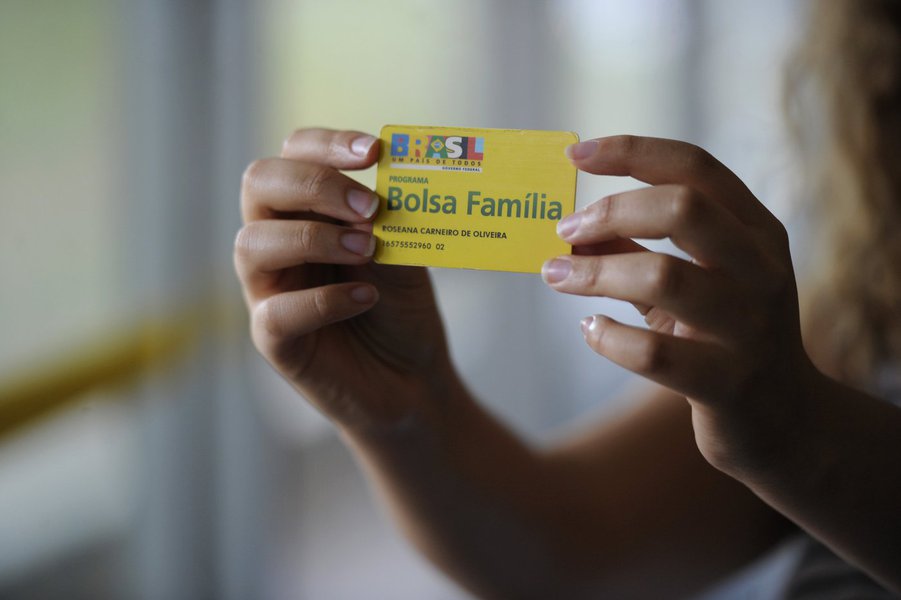 O Ministério Público Federal (MPF) recomendou revisão de 141.481 cadastros do programa Bolsa Família na Bahia; projeto do MPF intitulado 'Raio-X Bolsa Família' aponta que estes beneficiários receberam irregularmente mais de R$ 536 milhões do programa; a investigação sugere que empresários, servidores públicos e estelionatários usaram dados de pessoas falecidas para receber o dinheiro; para o MPF, a Bahia foi o estado que mais repassou recursos para beneficiários suspeitos; entre 2013 e maio de 2016 o prejuízo com as irregularidades somaria mais de R$ 3,3 bilhões (Foto: Romulo Faro) O Ministério Público Federal (MPF) recomendou revisão de 141.481 cadastros do programa Bolsa Família na Bahia; projeto do MPF intitulado 'Raio-X Bolsa Família' aponta que estes beneficiários receberam irregularmente mais de R$ 536 milhões do programa; a investigação sugere que empresários, servidores públicos e estelionatários usaram dados de pessoas falecidas para receber o dinheiro; para o MPF, a Bahia foi o estado que mais repassou recursos para beneficiários suspeitos; entre 2013 e maio de 2016 o prejuízo com as irregularidades somaria mais de R$ 3,3 bilhões