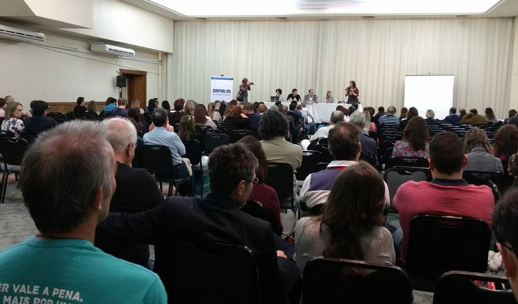 Professores da rede de ensino privado do Rio Grande do Sul decidiram em assembleia pela participação na paralisação geral do próximo dia 21, convocada pelas centrais sindicais para a próxima sexta-feira (11), em todo o país.; docentes são contra a PEC 241/55, que congela por 20 anos o orçamento da União, à MP 746, que reforma o ensino médio; às iniciativas legislativas e judiciais que autorizam a terceirização das atividades-fim e a proposta da reforma da previdência; assembleia também aprovou o apoio dos professores ao movimento de ocupação das escolas pelos estudantes gaúchos (Foto: Paulo Emílio) Professores da rede de ensino privado do Rio Grande do Sul decidiram em assembleia pela participação na paralisação geral do próximo dia 21, convocada pelas centrais sindicais para a próxima sexta-feira (11), em todo o país.; docentes são contra a PEC 241/55, que congela por 20 anos o orçamento da União, à MP 746, que reforma o ensino médio; às iniciativas legislativas e judiciais que autorizam a terceirização das atividades-fim e a proposta da reforma da previdência; assembleia também aprovou o apoio dos professores ao movimento de ocupação das escolas pelos estudantes gaúchos