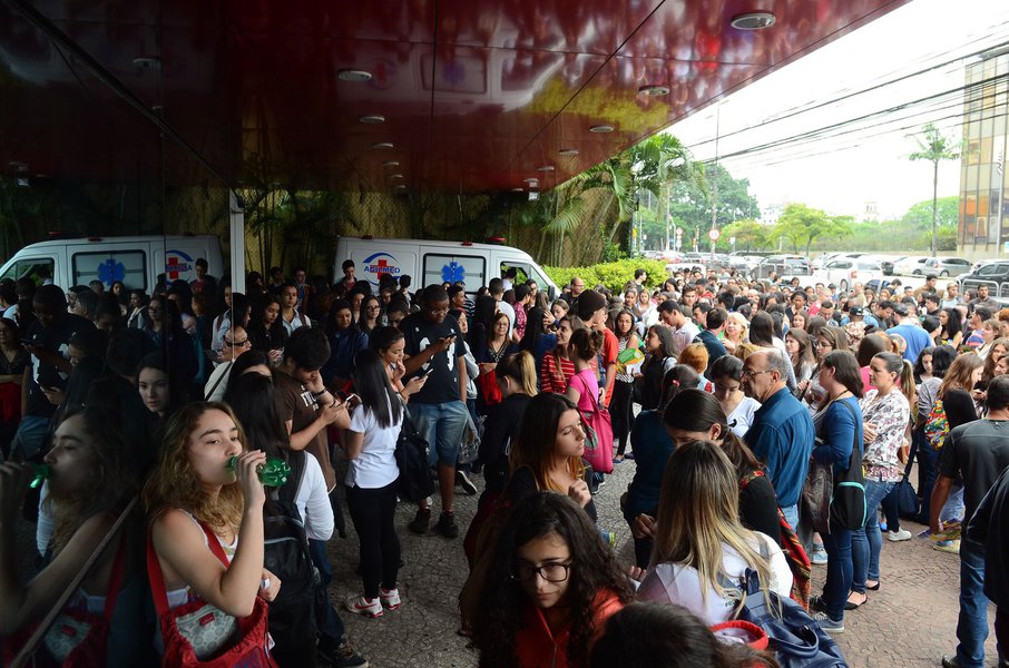 São Paulo é o estado com maior número de estudantes para o Enem, com 1,4 milhão de inscritos, equivalente a 16,3% do total no país. Num dos locais de prova mais movimentados da capital paulista, a Universidade Paulista Vergueiro, o clima era tranquilo até o início da prova; o município tem 364,7 mil inscritos; para descontrair, a maioria dos candidatos conversava com amigos antes de entrar nas salas onde as provas são aplicadas; o principal assunto era palpite sobre o tema da redação deste ano; entre as sugestões, homofobia, ecologia, cultura e tecnologia (Foto: Romulo Faro) São Paulo é o estado com maior número de estudantes para o Enem, com 1,4 milhão de inscritos, equivalente a 16,3% do total no país. Num dos locais de prova mais movimentados da capital paulista, a Universidade Paulista Vergueiro, o clima era tranquilo até o início da prova; o município tem 364,7 mil inscritos; para descontrair, a maioria dos candidatos conversava com amigos antes de entrar nas salas onde as provas são aplicadas; o principal assunto era palpite sobre o tema da redação deste ano; entre as sugestões, homofobia, ecologia, cultura e tecnologia