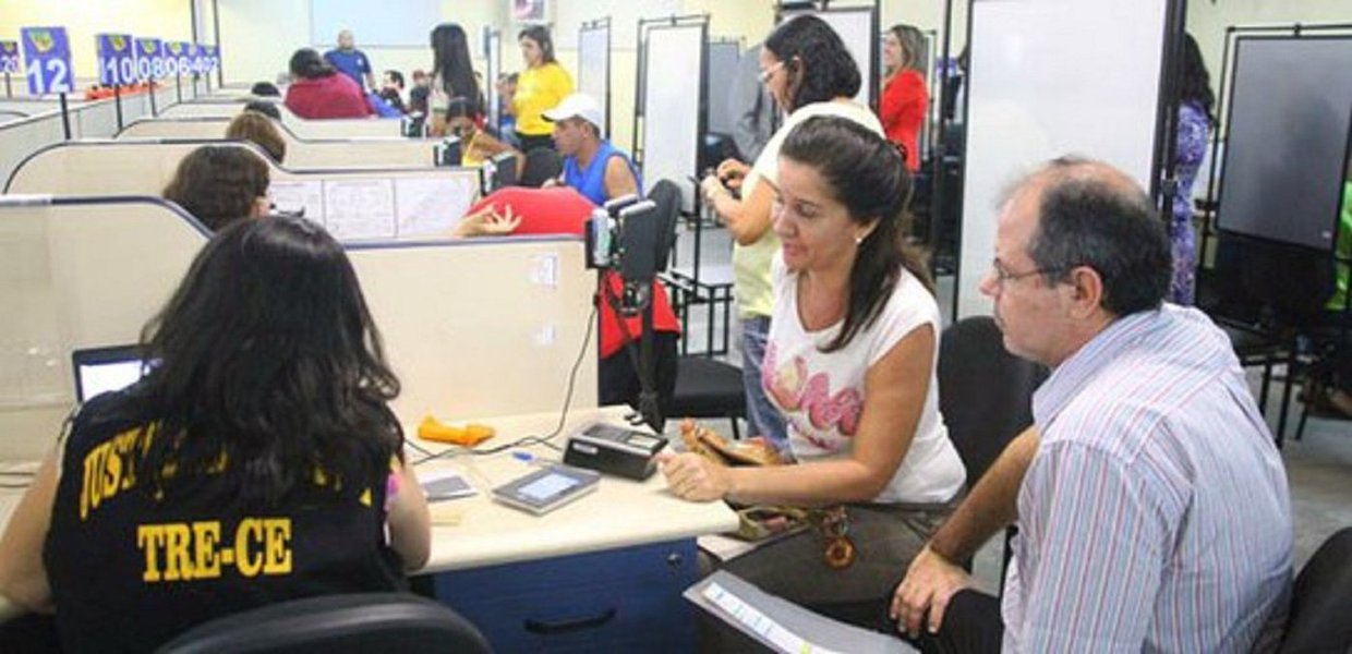 O TRE-CE quer, recadastrar no processo de biometria, cerca de 75% do eleitorado do Estado do Ceará até as eleições de 2018 e atingir 100% em 2020. De acordo com o convênio, serão cedidos ao TRE-CE cerca de 3 mil estagiários de nível médio, integrantes do do Projeto Primeiros Passos, da Secretaria do Trabalho e Desenvolvimento Social do Estado, para as zonas eleitorais do interior (Foto: Fatima 247) O TRE-CE quer, recadastrar no processo de biometria, cerca de 75% do eleitorado do Estado do Ceará até as eleições de 2018 e atingir 100% em 2020. De acordo com o convênio, serão cedidos ao TRE-CE cerca de 3 mil estagiários de nível médio, integrantes do do Projeto Primeiros Passos, da Secretaria do Trabalho e Desenvolvimento Social do Estado, para as zonas eleitorais do interior