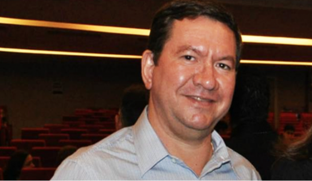 Titular da Secretaria das Cidades, o engenheiro civil Lúcio Gomes negou estar deixando o Governo Camilo Santana, conforme vem sendo noticiado nas redes sociais. Sua saída da pasta, no entanto, vem ganhando força. Especula-se que o irmão de Ciro e Cid seja deslocado para a Secretaria da Infraestrutura e, em seu lugar, assuma o ex-reitor da UFC, Jesualdo Farias (Foto: Rodrigo Rocha) Titular da Secretaria das Cidades, o engenheiro civil Lúcio Gomes negou estar deixando o Governo Camilo Santana, conforme vem sendo noticiado nas redes sociais. Sua saída da pasta, no entanto, vem ganhando força. Especula-se que o irmão de Ciro e Cid seja deslocado para a Secretaria da Infraestrutura e, em seu lugar, assuma o ex-reitor da UFC, Jesualdo Farias
