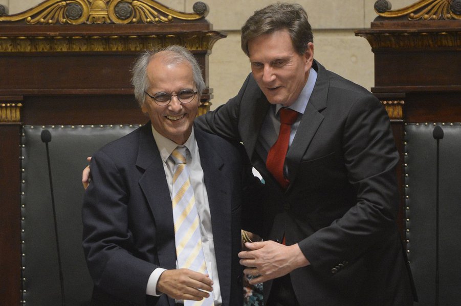 O prefeito do Rio, Marcelo Crivella (PRB), disse neste domingo que vai pedir ajuda dos planos de saúde para atender pacientes do SUS; seria feito um encontro de contas, baseado em dívidas que os planos têm com o município, que seriam pagas na forma de atendimentos médicos; "Estou conversando com os planos de saúde, que têm dívidas exuberantes com o fisco municipal, para que eles possam ressarcir os cofres com consultas de especialistas, com exames e cirurgias de baixa complexidade. Seria uma maneira de nós adiantarmos os tratamentos", disse o prefeito (Foto: Romulo Faro) O prefeito do Rio, Marcelo Crivella (PRB), disse neste domingo que vai pedir ajuda dos planos de saúde para atender pacientes do SUS; seria feito um encontro de contas, baseado em dívidas que os planos têm com o município, que seriam pagas na forma de atendimentos médicos; "Estou conversando com os planos de saúde, que têm dívidas exuberantes com o fisco municipal, para que eles possam ressarcir os cofres com consultas de especialistas, com exames e cirurgias de baixa complexidade. Seria uma maneira de nós adiantarmos os tratamentos", disse o prefeito