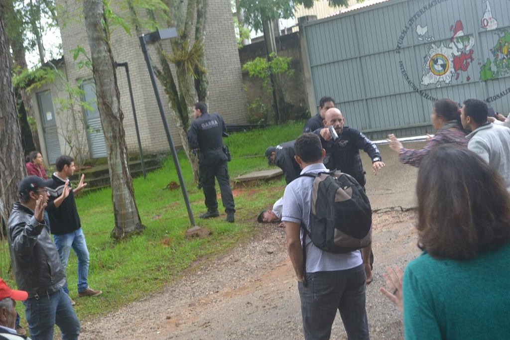 "Denunciamos a escalada da repressão contra a luta pela terra, onde predominam os interesses do agronegócio associado a violência do Estado de Exceção. Lembramos que sempre atuamos de forma organizada e pacifica para que a Reforma Agrária avance. Reivindicamos que a terra cumpra a sua função social e que seja destinada para o assentamento das 10 mil famílias acampadas no Paraná", diz nota divulgada pelo MST nesta sexta-feira, após invasão policial à Escola Nacional Florestan Fernandes (Foto: Leonardo Attuch) "Denunciamos a escalada da repressão contra a luta pela terra, onde predominam os interesses do agronegócio associado a violência do Estado de Exceção. Lembramos que sempre atuamos de forma organizada e pacifica para que a Reforma Agrária avance. Reivindicamos que a terra cumpra a sua função social e que seja destinada para o assentamento das 10 mil famílias acampadas no Paraná", diz nota divulgada pelo MST nesta sexta-feira, após invasão policial à Escola Nacional Florestan Fernandes
