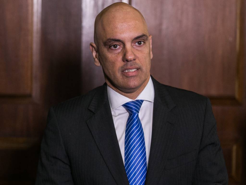 Jornalista Alex Solnik escreve em novo artigo no 247 que o ministro da Justiça, Alexandre Moraes, "precisa se afastar ou ser afastado para tratamento da amnésia seletiva que 'não teve nenhum problema' em expor"; Solnik analisa declarações desencontradas sobre os episódios dos massacres de detentos em Roraima e no Amazonas; "seu esquecimento' resultou em uma chacina no presídio daquele estado com 33 mortes horripilantes que não serão esquecidas, diz Solnik sobre o pedido que Moraes não atendeu de envio de ajuda a Roraima em 2016 (Foto: Alex Solnik) Jornalista Alex Solnik escreve em novo artigo no 247 que o ministro da Justiça, Alexandre Moraes, "precisa se afastar ou ser afastado para tratamento da amnésia seletiva que 'não teve nenhum problema' em expor"; Solnik analisa declarações desencontradas sobre os episódios dos massacres de detentos em Roraima e no Amazonas; "seu esquecimento' resultou em uma chacina no presídio daquele estado com 33 mortes horripilantes que não serão esquecidas, diz Solnik sobre o pedido que Moraes não atendeu de envio de ajuda a Roraima em 2016