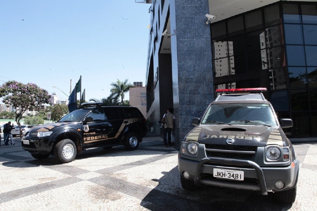 Evento foi “deflagrado e executado por unidade de outro ente federativo”, diz entidade dos policiais federais ao fazer reconhecimento ao trabalho da Polícia Militar de Goiás no combate à criminalidade; “Operação deve ser feita com cautela e sem espetáculos, pois investigados na primeira fase já foram julgados e inocentados pela justiça”, diz Alexandre Baldy, presidente da Comissão de Segurança Pública e Combate ao Crime Organizado da Câmara dos Deputados (Foto: José Barbacena) Evento foi “deflagrado e executado por unidade de outro ente federativo”, diz entidade dos policiais federais ao fazer reconhecimento ao trabalho da Polícia Militar de Goiás no combate à criminalidade; “Operação deve ser feita com cautela e sem espetáculos, pois investigados na primeira fase já foram julgados e inocentados pela justiça”, diz Alexandre Baldy, presidente da Comissão de Segurança Pública e Combate ao Crime Organizado da Câmara dos Deputados