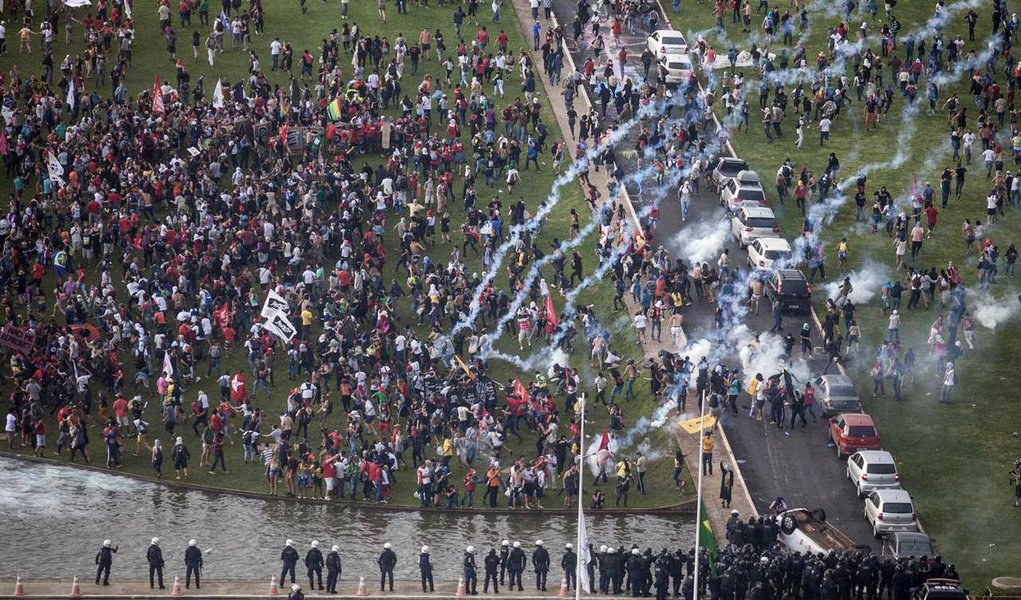 Estudantes e integrantes de movimentos sociais protestam nesta terça-feira, 19, na Esplanada dos Ministérios, contra a aprovação da PEC 55, que deve ser votada nesta noite no Senado; ao chegar ao gramado do Congresso, houve tumulto e confronto entre os manifestantes e a polícia, que utilizou bombas de efeito moral e de gás lacrimogêneo para dispensar a multidão; policiais legislativos fizeram um cordão de isolamento em frente ao espelho d'água para evitar que os grupos avançassem em direção às entradas da Câmara e do Senado (Foto: Aquiles Lins) Estudantes e integrantes de movimentos sociais protestam nesta terça-feira, 19, na Esplanada dos Ministérios, contra a aprovação da PEC 55, que deve ser votada nesta noite no Senado; ao chegar ao gramado do Congresso, houve tumulto e confronto entre os manifestantes e a polícia, que utilizou bombas de efeito moral e de gás lacrimogêneo para dispensar a multidão; policiais legislativos fizeram um cordão de isolamento em frente ao espelho d'água para evitar que os grupos avançassem em direção às entradas da Câmara e do Senado