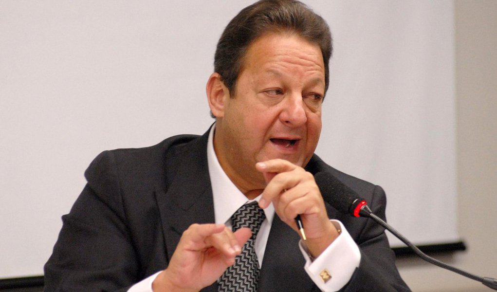 O desembargador Luiz Zveiter, que já presidiu o Tribunal de Justiça do Rio de Janeiro, foi hostilizado, nos protestos deste domingo, e chamado de "bandido"; "Luiz Zveiter, pode esperar, a sua hora vai chegar", gritava a multidão, que cercou seu apartamento em Niterói; vídeo (Foto: Leonardo Attuch) O desembargador Luiz Zveiter, que já presidiu o Tribunal de Justiça do Rio de Janeiro, foi hostilizado, nos protestos deste domingo, e chamado de "bandido"; "Luiz Zveiter, pode esperar, a sua hora vai chegar", gritava a multidão, que cercou seu apartamento em Niterói; vídeo
