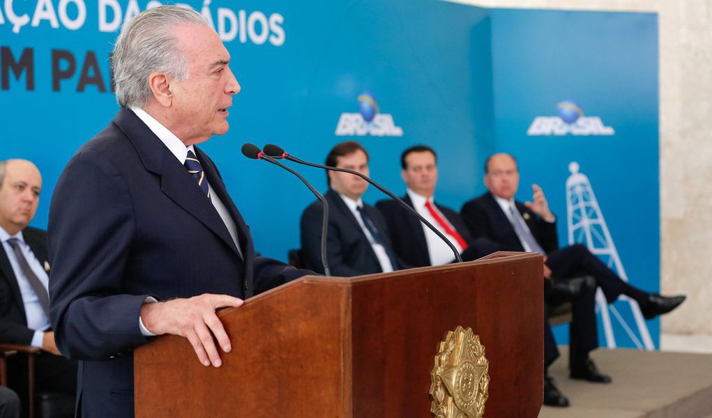 "O senhores podem prestar um relevantíssimo serviço ao país a medida que divulguem os atos de governo, como esse do dia de hoje", discursou Michel Temer em cerimônia no Planalto; sobre a PEC 55, afirmou que a restrição orçamentária pode trazer impopularidade, mas que não está pensando no curto prazo; "Qual o governante não quer gastar o máximo possível? Porque gastar o máximo possível pode gerar popularidade, e restringir pode gerar inicialmente uma impopularidade. Mas nós não estamos pensando apenas no Brasil de hoje, mas no Brasil de amanhã", disse (Foto: Gisele Federicce) "O senhores podem prestar um relevantíssimo serviço ao país a medida que divulguem os atos de governo, como esse do dia de hoje", discursou Michel Temer em cerimônia no Planalto; sobre a PEC 55, afirmou que a restrição orçamentária pode trazer impopularidade, mas que não está pensando no curto prazo; "Qual o governante não quer gastar o máximo possível? Porque gastar o máximo possível pode gerar popularidade, e restringir pode gerar inicialmente uma impopularidade. Mas nós não estamos pensando apenas no Brasil de hoje, mas no Brasil de amanhã", disse