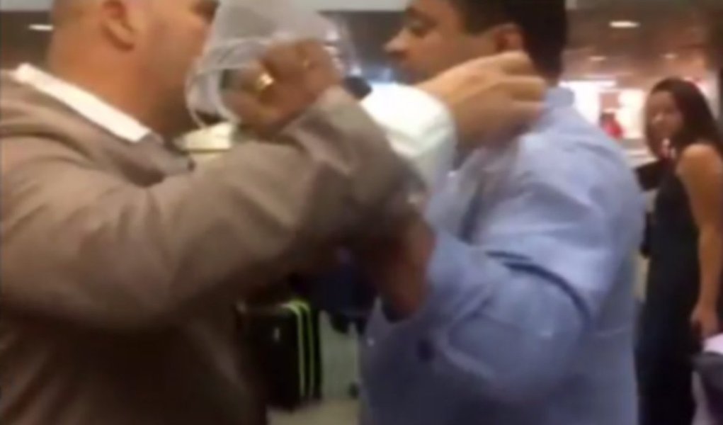 Deputado federal Weverton Rocha (PDT-MA) brigou no aeroporto de Brasília com um eleitor que criticava o parlamentar por ele ter assinado a emenda que prevê penas de seis meses a dois anos de prisão para juízes, procuradores e promotores que cometam abuso de autoridade; "Você viu que a Lava Jato falou que vai todos os promotores renunciarem devido à sua emenda", disse o eleitor, que se identificou como Ricardo; revoltado, ele espremeu um tomate no ombro do congressista; "Se você está protegendo juiz e promotor bandido no Brasil é problema seu", rebateu o parlamentar; veja o vídeo (Foto: Leonardo Lucena) Deputado federal Weverton Rocha (PDT-MA) brigou no aeroporto de Brasília com um eleitor que criticava o parlamentar por ele ter assinado a emenda que prevê penas de seis meses a dois anos de prisão para juízes, procuradores e promotores que cometam abuso de autoridade; "Você viu que a Lava Jato falou que vai todos os promotores renunciarem devido à sua emenda", disse o eleitor, que se identificou como Ricardo; revoltado, ele espremeu um tomate no ombro do congressista; "Se você está protegendo juiz e promotor bandido no Brasil é problema seu", rebateu o parlamentar; veja o vídeo