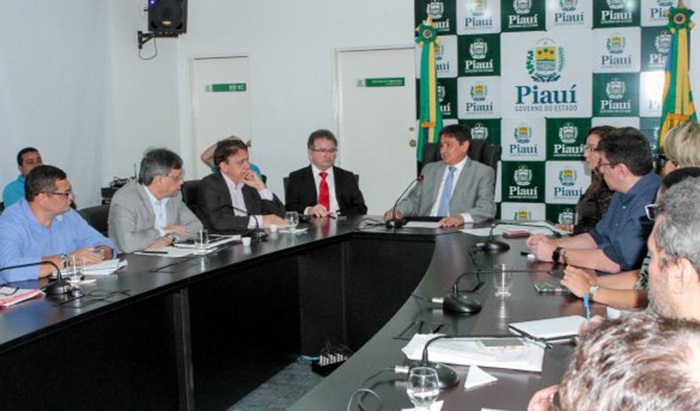 Governador Wellington Dias (PT) discutiu com auxiliares a elaboração de uma operação emergencial para o abastecimento de água em regiões de Teresina e do interior do estado que se encontram em situações críticas; Wellington determinou que sejam tomadas providências imediatas enquanto as soluções definitivas são viabilizadas; "Desde o início do ano providenciamos um conjunto de obras. São adutoras, poços e caixas d'água. Em diversas cidades também foram inaugurados sistemas de abastecimento. A questão é que, ainda assim, temos várias regiões que sofrem com a falta de água", atentou (Foto: Aquiles Lins) Governador Wellington Dias (PT) discutiu com auxiliares a elaboração de uma operação emergencial para o abastecimento de água em regiões de Teresina e do interior do estado que se encontram em situações críticas; Wellington determinou que sejam tomadas providências imediatas enquanto as soluções definitivas são viabilizadas; "Desde o início do ano providenciamos um conjunto de obras. São adutoras, poços e caixas d'água. Em diversas cidades também foram inaugurados sistemas de abastecimento. A questão é que, ainda assim, temos várias regiões que sofrem com a falta de água", atentou