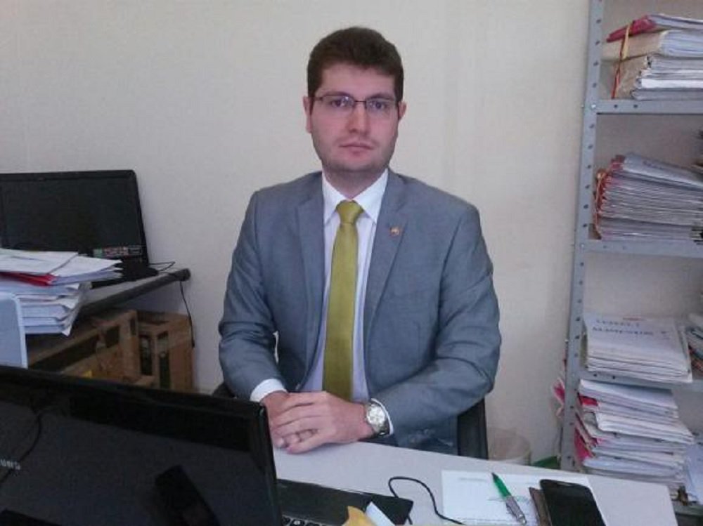 O promotor de Justiça de Brejões, Ariel José Guimarães (foto), do Ministério Público do Estado da Bahia, recomendou que o prefeito Alan Andrade Santos vete o projeto de lei aprovado pela Câmara Municipal para conceder reajuste salarial do gestor, de seu vice, dos secretários municipais e dos vereadores da cidade; o promotor argumenta que o veto deve se dar "em razão da grave crise financeira que assola o país e o município de Brejões, bem como porque não houve estudo sobre o impacto financeiro que tal aumento salarial acarretará nas contas do Município, nem houve a necessária publicidade e participação popular"; caso sejam sancionados pelo prefeito, os projetos aumentarão os salários dele próprio para R$ 18 mil; o de vice-prefeito para R$ 9 mil; e o dos secretários para R$ 4,5 mil (Foto: Romulo Faro) O promotor de Justiça de Brejões, Ariel José Guimarães (foto), do Ministério Público do Estado da Bahia, recomendou que o prefeito Alan Andrade Santos vete o projeto de lei aprovado pela Câmara Municipal para conceder reajuste salarial do gestor, de seu vice, dos secretários municipais e dos vereadores da cidade; o promotor argumenta que o veto deve se dar "em razão da grave crise financeira que assola o país e o município de Brejões, bem como porque não houve estudo sobre o impacto financeiro que tal aumento salarial acarretará nas contas do Município, nem houve a necessária publicidade e participação popular"; caso sejam sancionados pelo prefeito, os projetos aumentarão os salários dele próprio para R$ 18 mil; o de vice-prefeito para R$ 9 mil; e o dos secretários para R$ 4,5 mil