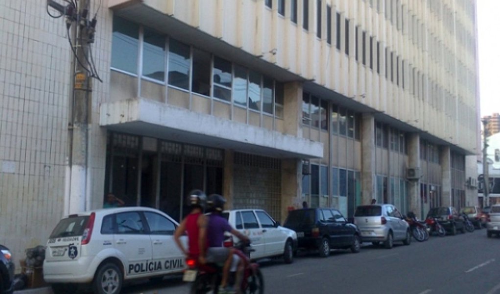 Em fase final de negociações, a venda do Produban, banco oficial de Alagoas, já gera um sentimento de grande otimismo para o Estado; é que com a quitação da massa falida do órgão, estimada em R$ 350 milhões, pelo governador Renan Filho, áreas como saúde, educação, segurança e infraestrutura serão beneficiadas com o aporte de novos investimentos (Foto: Voney Malta) Em fase final de negociações, a venda do Produban, banco oficial de Alagoas, já gera um sentimento de grande otimismo para o Estado; é que com a quitação da massa falida do órgão, estimada em R$ 350 milhões, pelo governador Renan Filho, áreas como saúde, educação, segurança e infraestrutura serão beneficiadas com o aporte de novos investimentos
