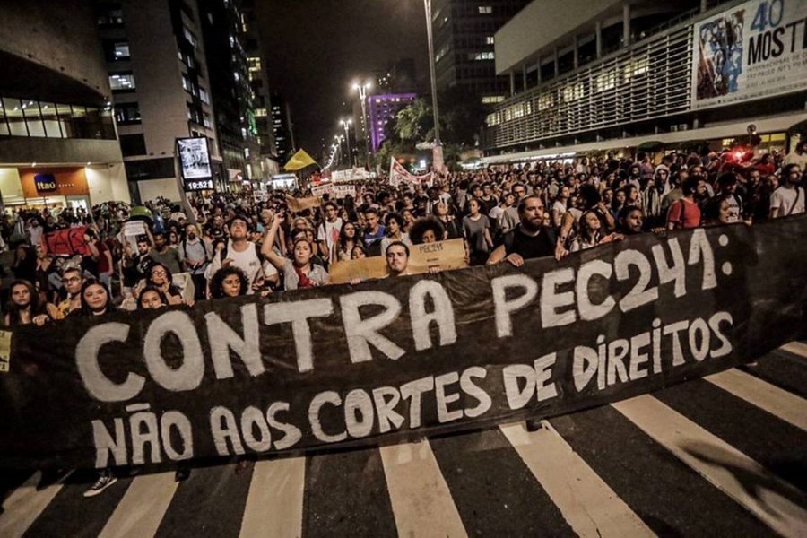 A Defensoria Pública da União no Ceará (DPU/CE) promove, no próximo dia 17 de novembro, a partir das 14 horas, uma audiência pública sobre as consequências da aprovação da PEC 241, já aprovada na Câmara Federal e tramitando no Senado como PEC 55. Na avaliação da DPU, ao instituir um teto para o gasto público federal, a Proposta de Emenda à Constituição poderá acarretar em inúmeros retrocessos na garantia de direitos sociais, especialmente nas áreas de Educação, Saúde e Seguridade Social (Foto: Fatima 247) A Defensoria Pública da União no Ceará (DPU/CE) promove, no próximo dia 17 de novembro, a partir das 14 horas, uma audiência pública sobre as consequências da aprovação da PEC 241, já aprovada na Câmara Federal e tramitando no Senado como PEC 55. Na avaliação da DPU, ao instituir um teto para o gasto público federal, a Proposta de Emenda à Constituição poderá acarretar em inúmeros retrocessos na garantia de direitos sociais, especialmente nas áreas de Educação, Saúde e Seguridade Social