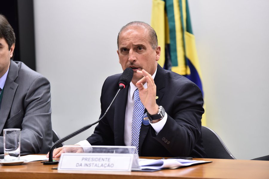 Deputado Onyx Lorenzoni (DEM-RS) retirou do projeto de lei sobre as medidas contra corrupção a possibilidade de juízes, procuradores e promotores serem denunciados por crime de responsabilidade; anúncio foi feito nesta segunda-feira, 14, após uma reunião com procuradores da República; "Não queremos misturar um projeto sério, que busca fechar as brechas por onde escapam corruptos e corruptores, com iniciativas que possam ser usadas para cercear a ação de investigadores", comentou o relator (Foto: Aquiles Lins) Deputado Onyx Lorenzoni (DEM-RS) retirou do projeto de lei sobre as medidas contra corrupção a possibilidade de juízes, procuradores e promotores serem denunciados por crime de responsabilidade; anúncio foi feito nesta segunda-feira, 14, após uma reunião com procuradores da República; "Não queremos misturar um projeto sério, que busca fechar as brechas por onde escapam corruptos e corruptores, com iniciativas que possam ser usadas para cercear a ação de investigadores", comentou o relator
