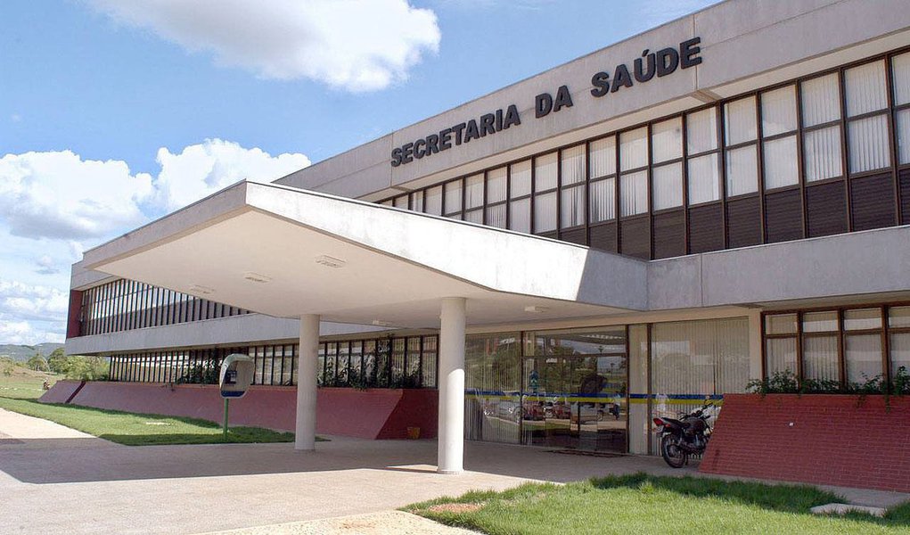 Durante reunião do Comitê Executivo para Monitoramento das Ações da Saúde no Estado do Tocantins (Cemas), o Ministério Público Estadual (MPE) revelou que a Secretaria Estadual da Saúde (Sesau) paga salários a 884 servidores da área cedidos a 114 municípios; só com esses cedidos o Estado gasta R$ 9,6 milhões por mês, “enquanto tem que contratar outros profissionais ou pagar plantões extraordinários para suprir as necessidades das escalas hospitalares da rede estadual”, critica o MPE (Foto: Voney Malta) Durante reunião do Comitê Executivo para Monitoramento das Ações da Saúde no Estado do Tocantins (Cemas), o Ministério Público Estadual (MPE) revelou que a Secretaria Estadual da Saúde (Sesau) paga salários a 884 servidores da área cedidos a 114 municípios; só com esses cedidos o Estado gasta R$ 9,6 milhões por mês, “enquanto tem que contratar outros profissionais ou pagar plantões extraordinários para suprir as necessidades das escalas hospitalares da rede estadual”, critica o MPE