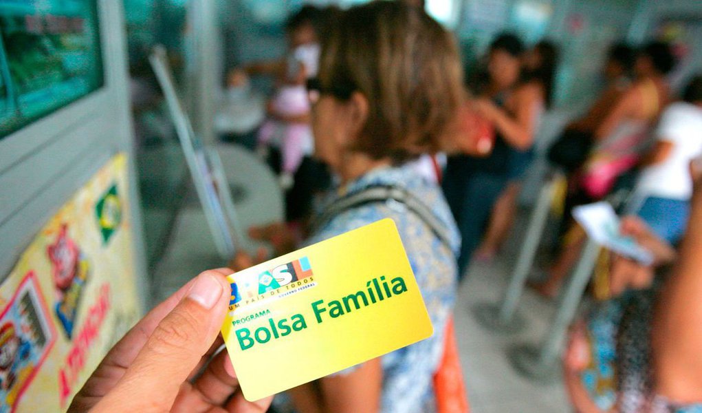 O Ministério Público Federal (MPF) recomendou que as prefeituras de Alagoas façam visitas domiciliares a quase 14 mil beneficiários do programa Bolsa Família suspeitos de não cumprir os requisitos estabelecidos pelo governo federal; pagamentos a perfis suspeitos de irregularidades no estado totalizam mais de R$ 56 milhões; município com maior incidência percentual de perfis suspeitos foi Rio Largo, com 4,30%, seguido de Penedo com 4,17% e Pilar com 3,60% (Foto: Voney Malta) O Ministério Público Federal (MPF) recomendou que as prefeituras de Alagoas façam visitas domiciliares a quase 14 mil beneficiários do programa Bolsa Família suspeitos de não cumprir os requisitos estabelecidos pelo governo federal; pagamentos a perfis suspeitos de irregularidades no estado totalizam mais de R$ 56 milhões; município com maior incidência percentual de perfis suspeitos foi Rio Largo, com 4,30%, seguido de Penedo com 4,17% e Pilar com 3,60%