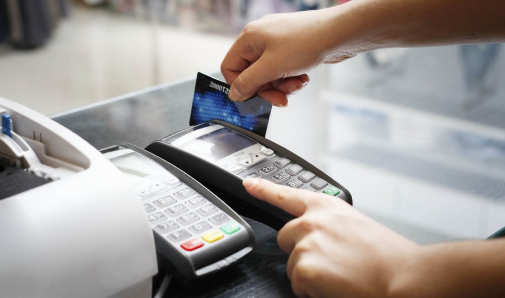 Dados da Pesquisa de Endividamento e Inadimplência do Consumidor revelam que cartão de crédito é o principal meio de pagamento responsável pelas dívidas dos baianos; a pesquisa apontou que 87,2% da população do estado tem dívidas através do uso do cartão; em seguida está o crédito consignado, com 6,6%; cheque especial, com 5,7%; e financiamento de carro com 5,6%; o levantamento apontou ainda aumento de 3,2% do endividamento dos baianos em outubro deste ano em comparação com o mesmo período de 2015, alcançando a taxa de 59,4% (Foto: Romulo Faro) Dados da Pesquisa de Endividamento e Inadimplência do Consumidor revelam que cartão de crédito é o principal meio de pagamento responsável pelas dívidas dos baianos; a pesquisa apontou que 87,2% da população do estado tem dívidas através do uso do cartão; em seguida está o crédito consignado, com 6,6%; cheque especial, com 5,7%; e financiamento de carro com 5,6%; o levantamento apontou ainda aumento de 3,2% do endividamento dos baianos em outubro deste ano em comparação com o mesmo período de 2015, alcançando a taxa de 59,4%