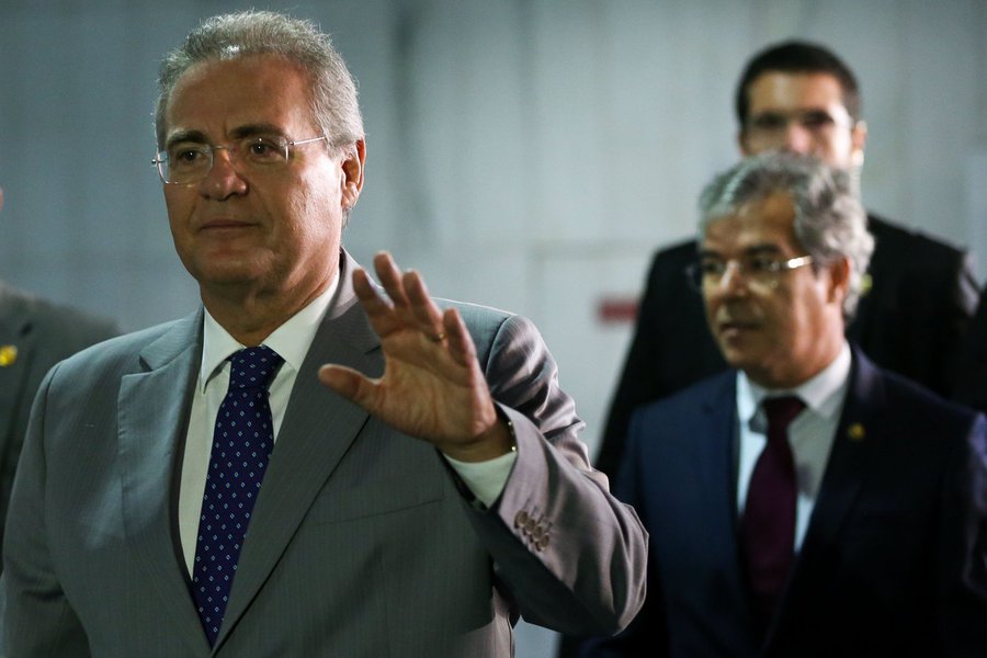 A sessão deliberativa do plenário do Senado marcada para esta tarde foi cancelada pelo primeiro vice-presidente do Senado, Jorge Viana (PT-AC), em função das discussões em torno do afastamento do presidente do Senado, Renan Calheiros (PMDB-AL), determinado ontem pelo ministro do STF Marco Aurélio Mello; a sessão do Congresso, que é comandada pelo presidente do Senado, e deveria ter ocorrido nesta manhã, também foi cancelada; o cancelamento pode atrapalhar a contagem de prazo para a votação da PEC 55, do teto dos gastos, prevista para o próximo dia 13; para que se cumpra a data, os senadores teriam que abrir uma sessão extraordinária em dia que já não esteja marcada sessão de votações; vídeo (Foto: Gisele Federicce) A sessão deliberativa do plenário do Senado marcada para esta tarde foi cancelada pelo primeiro vice-presidente do Senado, Jorge Viana (PT-AC), em função das discussões em torno do afastamento do presidente do Senado, Renan Calheiros (PMDB-AL), determinado ontem pelo ministro do STF Marco Aurélio Mello; a sessão do Congresso, que é comandada pelo presidente do Senado, e deveria ter ocorrido nesta manhã, também foi cancelada; o cancelamento pode atrapalhar a contagem de prazo para a votação da PEC 55, do teto dos gastos, prevista para o próximo dia 13; para que se cumpra a data, os senadores teriam que abrir uma sessão extraordinária em dia que já não esteja marcada sessão de votações; vídeo