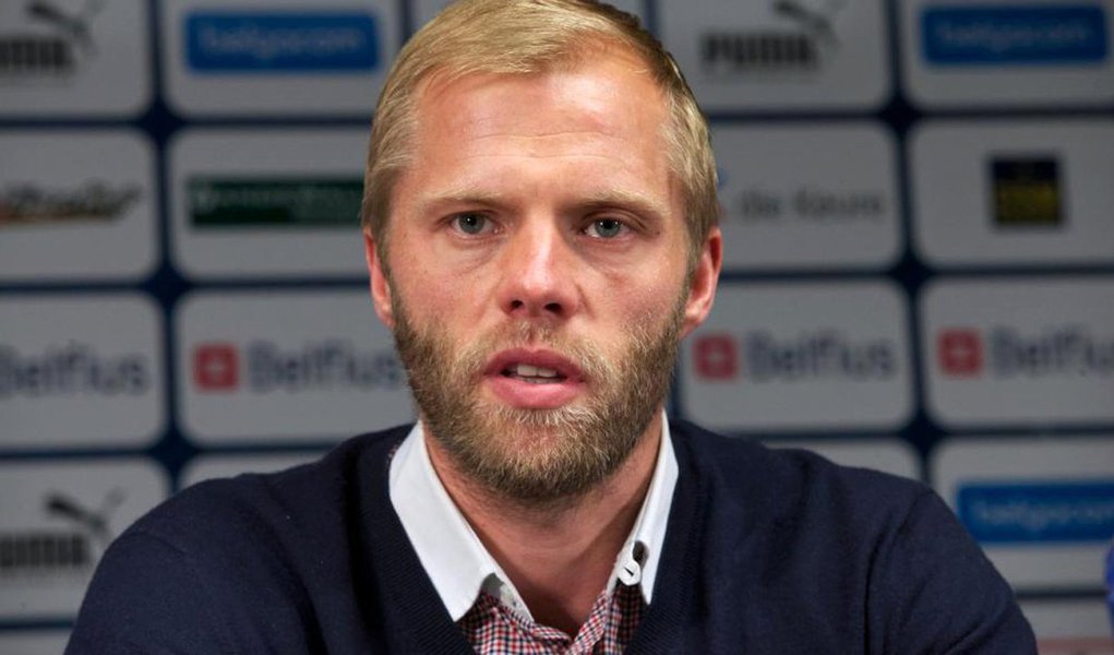 Ex-atacante do Barcelona e do Chelsea Eidur Gudjohnsen se ofereceu para jogar pela Chapecoense após o acidente aéreo na semana passada que deixou 71 mortos, incluindo a maior parte dos jogadores da equipe catarinense; "Por respeito eu jogo pela @ChapecoenseReal caso tenham lugar para mim! Não é só para jogar com @10Ronaldinho de novo", disse Gudjohnsen no Twitter; islandês, de 38 anos, está sem contrato depois de ter sido liberado pelo norueguês Molde em agosto
(Foto: Paulo Emílio) Ex-atacante do Barcelona e do Chelsea Eidur Gudjohnsen se ofereceu para jogar pela Chapecoense após o acidente aéreo na semana passada que deixou 71 mortos, incluindo a maior parte dos jogadores da equipe catarinense; "Por respeito eu jogo pela @ChapecoenseReal caso tenham lugar para mim! Não é só para jogar com @10Ronaldinho de novo", disse Gudjohnsen no Twitter; islandês, de 38 anos, está sem contrato depois de ter sido liberado pelo norueguês Molde em agosto