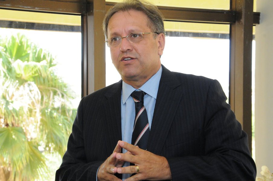 O advogado Solano Donato, que defende o governador do Tocantins, Marcelo Miranda (PMDB), negou envolvimento do seu cliente com atos de corrupção; o chefe do executivo é alvo da Operação Reis do Gado, que investiga corrupção e lavagem de dinheiro no estado entre 2005 e 2012; as investigações apontaram que R$ 200 milhões foram lavados; de acordo com Donato, o depoimento de Marcelo ao ministro do STJ Mauro Campbell foi "tranquilo"; o advogado afirmou, ainda, que "o governador respondeu todas as perguntas naturalmente, não tem absolutamente nada a esconder" (Foto: Leonardo Lucena) O advogado Solano Donato, que defende o governador do Tocantins, Marcelo Miranda (PMDB), negou envolvimento do seu cliente com atos de corrupção; o chefe do executivo é alvo da Operação Reis do Gado, que investiga corrupção e lavagem de dinheiro no estado entre 2005 e 2012; as investigações apontaram que R$ 200 milhões foram lavados; de acordo com Donato, o depoimento de Marcelo ao ministro do STJ Mauro Campbell foi "tranquilo"; o advogado afirmou, ainda, que "o governador respondeu todas as perguntas naturalmente, não tem absolutamente nada a esconder"