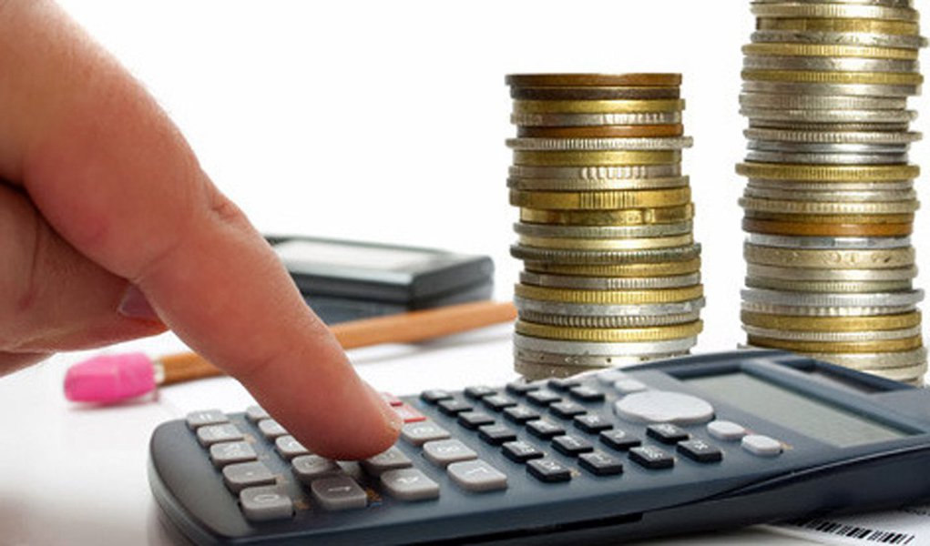 O ano de 2017 deve ser muito ruim para as negociações salariais das diversas categorias de trabalhadores, além da expectativa de pico do desemprego e da continuidade da crise política e institucional; a tendência é a de que o desemprego atinja o ápice em março, com 12,7%, mas essa projeção pode ser ainda pior; "O mais certo é que a economia não se recupere em 2017. E, mesmo que o PIB cresça 1%, será sobre uma base deprimida. E ainda tem toda incerteza em relação ao governo que pode deteriorar esse quadro. Assim, é difícil imaginar reajustes acima da inflação em 2017", afirmou José Silvestre, diretor de relações sindicais do DIEESE
(Foto: Valter Lima) O ano de 2017 deve ser muito ruim para as negociações salariais das diversas categorias de trabalhadores, além da expectativa de pico do desemprego e da continuidade da crise política e institucional; a tendência é a de que o desemprego atinja o ápice em março, com 12,7%, mas essa projeção pode ser ainda pior; "O mais certo é que a economia não se recupere em 2017. E, mesmo que o PIB cresça 1%, será sobre uma base deprimida. E ainda tem toda incerteza em relação ao governo que pode deteriorar esse quadro. Assim, é difícil imaginar reajustes acima da inflação em 2017", afirmou José Silvestre, diretor de relações sindicais do DIEESE