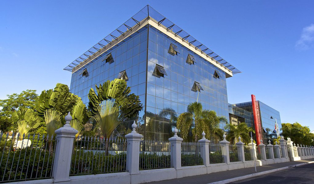 O governo do Estado sancionou a Lei Orçamentária Anual (LOA) para o exercício de 2017, após aprovação no plenário da Assembleia Legislativa (ALE). A receita é estimada em R$ 10,2 bilhões e a matéria está publicada no Diário Oficial do Estado (DOE); de acordo com a publicação, a lei estima a receita do Estado para o exercício deste ano e fixa a despesa em igual valor, em cumprimento ao que diz a Constituição Estadual e à Lei de Diretrizes Orçamentárias (Foto: Leonardo Lucena) O governo do Estado sancionou a Lei Orçamentária Anual (LOA) para o exercício de 2017, após aprovação no plenário da Assembleia Legislativa (ALE). A receita é estimada em R$ 10,2 bilhões e a matéria está publicada no Diário Oficial do Estado (DOE); de acordo com a publicação, a lei estima a receita do Estado para o exercício deste ano e fixa a despesa em igual valor, em cumprimento ao que diz a Constituição Estadual e à Lei de Diretrizes Orçamentárias