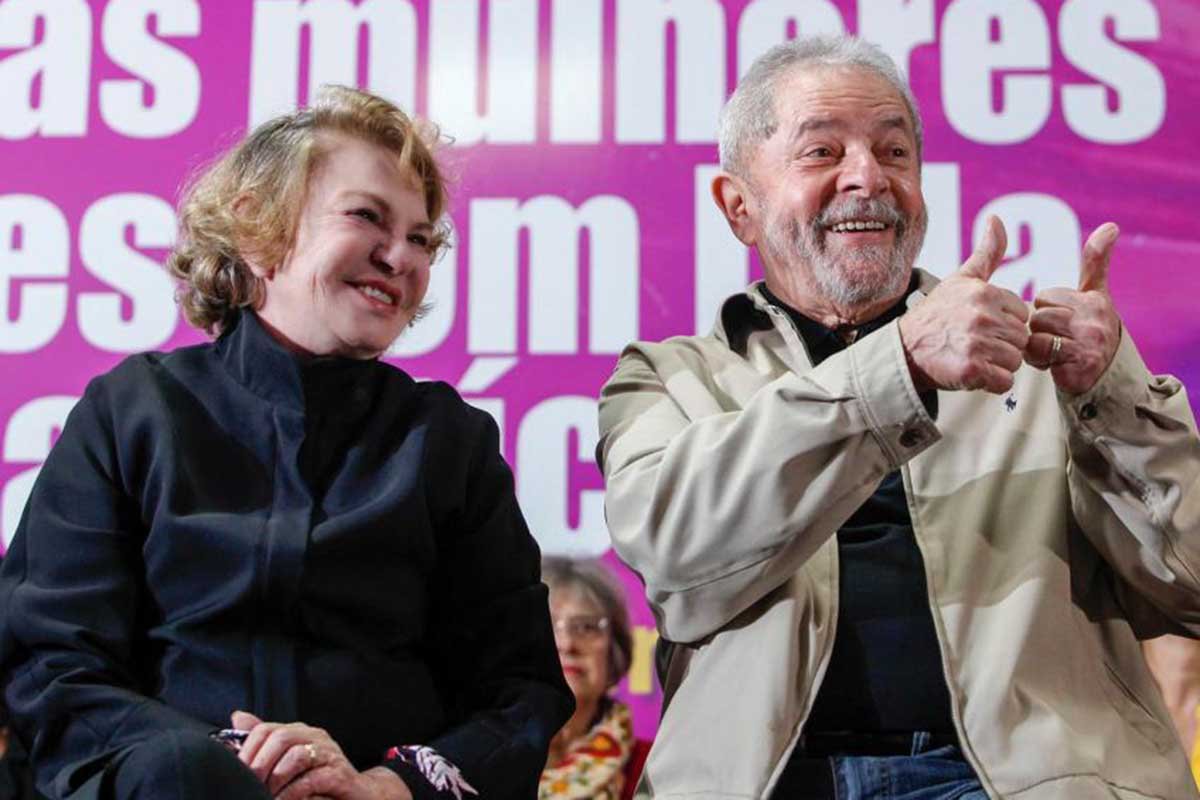 Boletim médico divulgado pelo Hospital Sírio Libanês às 10h30 desta quarta-feira, 25, informa que a ex-primeira-dama Marisa Letícia, esposa do ex-presidente Luiz Inácio Lula da Silva, foi submetida a novo procedimento após sofrer acidente vascular cerebral (AVC) hemorrágico; segundo a nota do hospital Sírio-Libanês, ela fez uma "passagem de um cateter ventricular para monitoração da pressão intracraniana"; ela está internada na UTI e não tem previsão de alta
(Foto: Aquiles Lins) Boletim médico divulgado pelo Hospital Sírio Libanês às 10h30 desta quarta-feira, 25, informa que a ex-primeira-dama Marisa Letícia, esposa do ex-presidente Luiz Inácio Lula da Silva, foi submetida a novo procedimento após sofrer acidente vascular cerebral (AVC) hemorrágico; segundo a nota do hospital Sírio-Libanês, ela fez uma "passagem de um cateter ventricular para monitoração da pressão intracraniana"; ela está internada na UTI e não tem previsão de alta