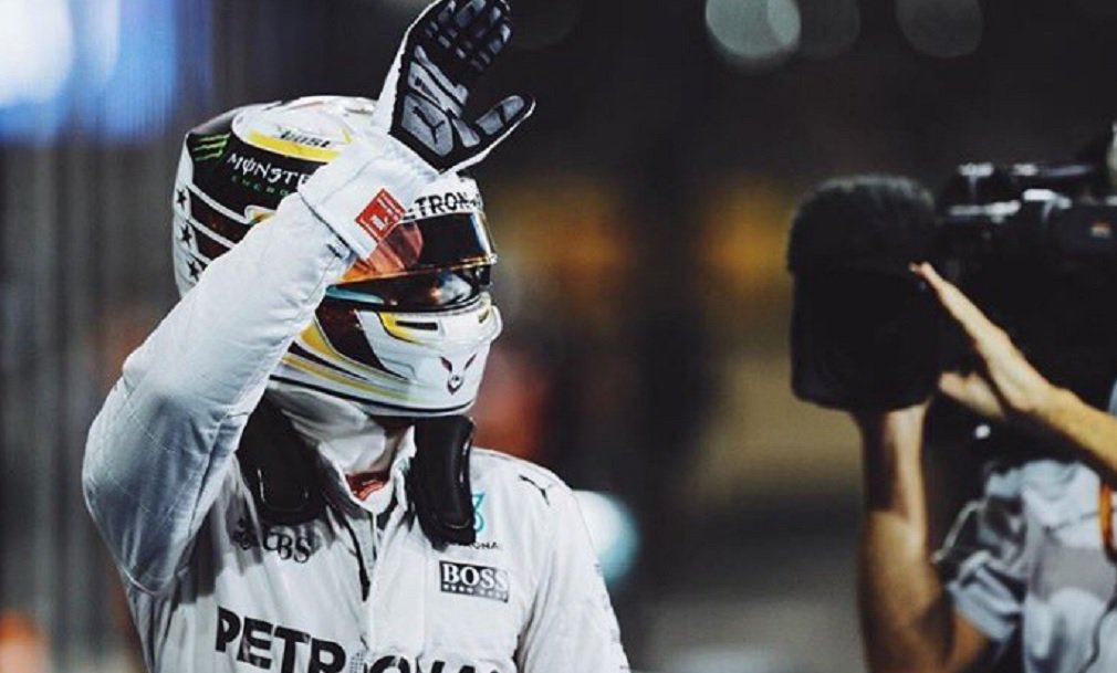 Lewis Hamilton conseguiu neste sábado a pole position para o grande prêmio de Abu Dhabi, que decidirá o campeonato mundial de Fórmula 1, enquanto seu companheiro de equipe e favorito ao título, Nico Rosberg, largará em segundo; Rosberg tem 12 pontos de vantagem e será campeão se acabar a corrida entre os três primeiros, independente da posição em que terminarem os demais pilotos (Foto: José Barbacena) Lewis Hamilton conseguiu neste sábado a pole position para o grande prêmio de Abu Dhabi, que decidirá o campeonato mundial de Fórmula 1, enquanto seu companheiro de equipe e favorito ao título, Nico Rosberg, largará em segundo; Rosberg tem 12 pontos de vantagem e será campeão se acabar a corrida entre os três primeiros, independente da posição em que terminarem os demais pilotos