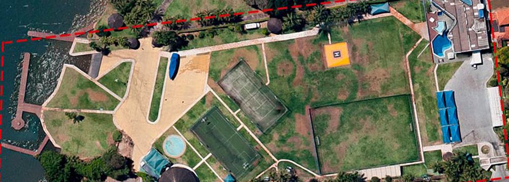 Ladrões e moradores de rua invadiram uma mansão construída em área considerada pública; o proprietário do imóvel, o ex-senador Valmir Amaral, tenta recuperá-lo na Justiça; a casa tem três campos de futebol, estacionamento, heliponto e churrasqueira na beira do lago é pública; em agosto do ano passado, a Agefis cumpriu uma decisão judicial de 2010 e derrubou a cerca, liberando o espaço; a antiga churrasqueira virou um abrigo para moradores de rua; o deck, que servia as lanchas do ex-senador, virou ponto de pescaria; a fiação foi praticamente toda furtada, além de seis televisores e botijões de gás (Foto: Leonardo Lucena) Ladrões e moradores de rua invadiram uma mansão construída em área considerada pública; o proprietário do imóvel, o ex-senador Valmir Amaral, tenta recuperá-lo na Justiça; a casa tem três campos de futebol, estacionamento, heliponto e churrasqueira na beira do lago é pública; em agosto do ano passado, a Agefis cumpriu uma decisão judicial de 2010 e derrubou a cerca, liberando o espaço; a antiga churrasqueira virou um abrigo para moradores de rua; o deck, que servia as lanchas do ex-senador, virou ponto de pescaria; a fiação foi praticamente toda furtada, além de seis televisores e botijões de gás
