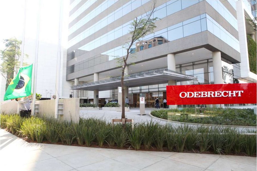 Pelo menos sete países da América Latina anunciaram nesta sexta-feira, 23, que vão investigar o suposto pagamento de propina de executivos da empreiteira brasileira Odebrecht, investigada na Operação Lava Jato, em troca de vantagens em contratos públicos; medidas foram tomadas em reação à divulgação de documentos nos quais o Departamento do Estado dos Estados Unidos confirmou que a Odebrecht pagou mais de US$ 1 bilhão, cerca de R$ 3,3 bilhões, em propina a funcionários de governos em 12 países (Foto: Aquiles Lins) Pelo menos sete países da América Latina anunciaram nesta sexta-feira, 23, que vão investigar o suposto pagamento de propina de executivos da empreiteira brasileira Odebrecht, investigada na Operação Lava Jato, em troca de vantagens em contratos públicos; medidas foram tomadas em reação à divulgação de documentos nos quais o Departamento do Estado dos Estados Unidos confirmou que a Odebrecht pagou mais de US$ 1 bilhão, cerca de R$ 3,3 bilhões, em propina a funcionários de governos em 12 países