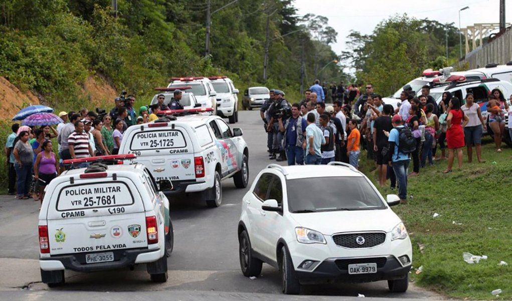 Além de enviar o ministro da Justiça, Alexandre de Moraes, a Manaus (AM), onde ao menos 56 presos morreram uma rebelião no Complexo Penitenciário Anísio Jobim (Compaj), o governo federal mobiliza o Gabinete de Segurança Institucional (GSI), pois teme que, após o segundo maior massacre do sistema prisional brasileiro, haja uma contraofensiva do Primeiro Comando da Capital (PCC), que domina cadeias em vários Estados pelo País, como Rio de Janeiro, Rio Grande do Norte, Maranhão e Rio Grande do Sul
(Foto: Leonardo Lucena) Além de enviar o ministro da Justiça, Alexandre de Moraes, a Manaus (AM), onde ao menos 56 presos morreram uma rebelião no Complexo Penitenciário Anísio Jobim (Compaj), o governo federal mobiliza o Gabinete de Segurança Institucional (GSI), pois teme que, após o segundo maior massacre do sistema prisional brasileiro, haja uma contraofensiva do Primeiro Comando da Capital (PCC), que domina cadeias em vários Estados pelo País, como Rio de Janeiro, Rio Grande do Norte, Maranhão e Rio Grande do Sul