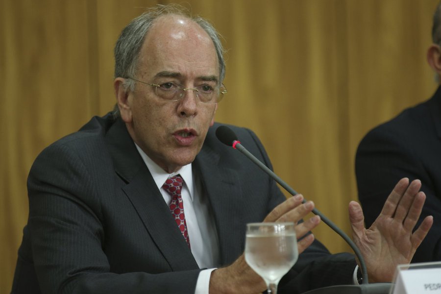 Levantamento semanal realizado pela Agência Nacional do Petróleo (ANP) mostra que, apesar da redução de 3,1% no preços da gasolina nas refinarias, feito pela Petrobras, os preços médios do combustíveis subiram pela segunda semana consecutiva nas bombas; segundo a ANP, o preço médio da gasolina no país foi de R$ 3,681 o litro, contra R$ 3,676 registrado na semana anterior; já preço médio do litro de etanol ficou em R$ 2,814 ante R$ 2,8 na semana anterior; na última semana de setembro, estava em R$ 2,554; política de redução de preço de Pedro Parente reforça déficit nas contas da estatal e não surte efeito no bolso dos brasileiros (Foto: Aquiles Lins) Levantamento semanal realizado pela Agência Nacional do Petróleo (ANP) mostra que, apesar da redução de 3,1% no preços da gasolina nas refinarias, feito pela Petrobras, os preços médios do combustíveis subiram pela segunda semana consecutiva nas bombas; segundo a ANP, o preço médio da gasolina no país foi de R$ 3,681 o litro, contra R$ 3,676 registrado na semana anterior; já preço médio do litro de etanol ficou em R$ 2,814 ante R$ 2,8 na semana anterior; na última semana de setembro, estava em R$ 2,554; política de redução de preço de Pedro Parente reforça déficit nas contas da estatal e não surte efeito no bolso dos brasileiros
