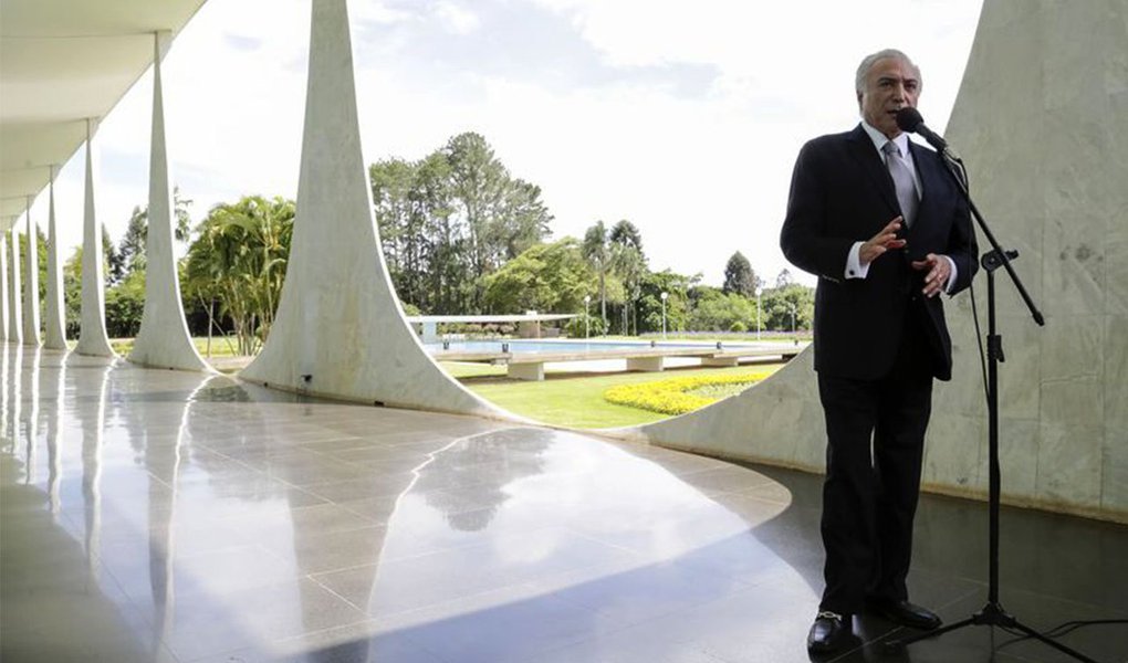 "Pessoas que acreditam nos valores de uma democracia sabem que os sinais de impopularidade sempre são um sintoma de que alguma coisa está errada e precisa ser corrigida", diz o colunista do 247 Paulo Moreira Leite sobre a declaração de Michel Temer de que não considera importante ter o apoio da população; para ele, em vez de falsas espertezas, o que se recomenda, para início de conversa, é "humildade"; "Numa conjuntura na qual 63% da população quer sua renúncia para a realização de eleições diretas, é pura falta de respeito um presidente sugerir que a rejeição do povo chega a ser útil para tocar medidas que considera "fundamentais", entre as quais a reforma da Previdência e a PEC dos gastos", afirma (Foto: Paulo Moreira Leite) "Pessoas que acreditam nos valores de uma democracia sabem que os sinais de impopularidade sempre são um sintoma de que alguma coisa está errada e precisa ser corrigida", diz o colunista do 247 Paulo Moreira Leite sobre a declaração de Michel Temer de que não considera importante ter o apoio da população; para ele, em vez de falsas espertezas, o que se recomenda, para início de conversa, é "humildade"; "Numa conjuntura na qual 63% da população quer sua renúncia para a realização de eleições diretas, é pura falta de respeito um presidente sugerir que a rejeição do povo chega a ser útil para tocar medidas que considera "fundamentais", entre as quais a reforma da Previdência e a PEC dos gastos", afirma