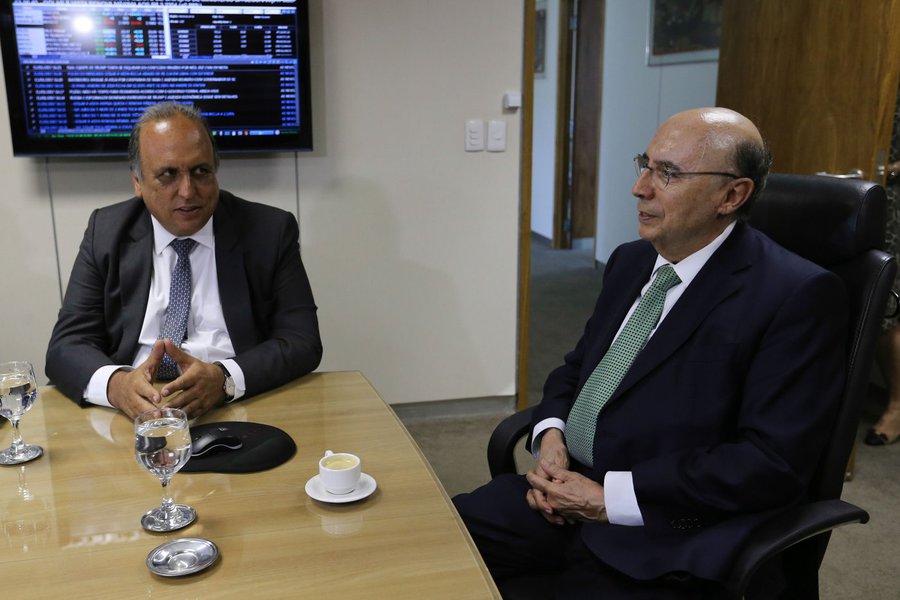 Para sanar um déficit que deve chegar a R$ 26,132 bilhões em 2017, o Estado vai receber dois empréstimos de cerca de R$ 6,5 bilhões, tendo como garantias a privatização da Companhia Estadual de Águas e Esgotos do Rio de Janeiro (Cedae) e uma antecipação de receitas de royalties do petróleo; o governo estadual terá de cortar gastos e aumentar a receita; o governador Luiz Fernando Pezão e o ministro Henrique Meirelles anunciaram a assinatura do termo de compromisso após reunião com Michel Temer (Foto: Gisele Federicce) Para sanar um déficit que deve chegar a R$ 26,132 bilhões em 2017, o Estado vai receber dois empréstimos de cerca de R$ 6,5 bilhões, tendo como garantias a privatização da Companhia Estadual de Águas e Esgotos do Rio de Janeiro (Cedae) e uma antecipação de receitas de royalties do petróleo; o governo estadual terá de cortar gastos e aumentar a receita; o governador Luiz Fernando Pezão e o ministro Henrique Meirelles anunciaram a assinatura do termo de compromisso após reunião com Michel Temer
