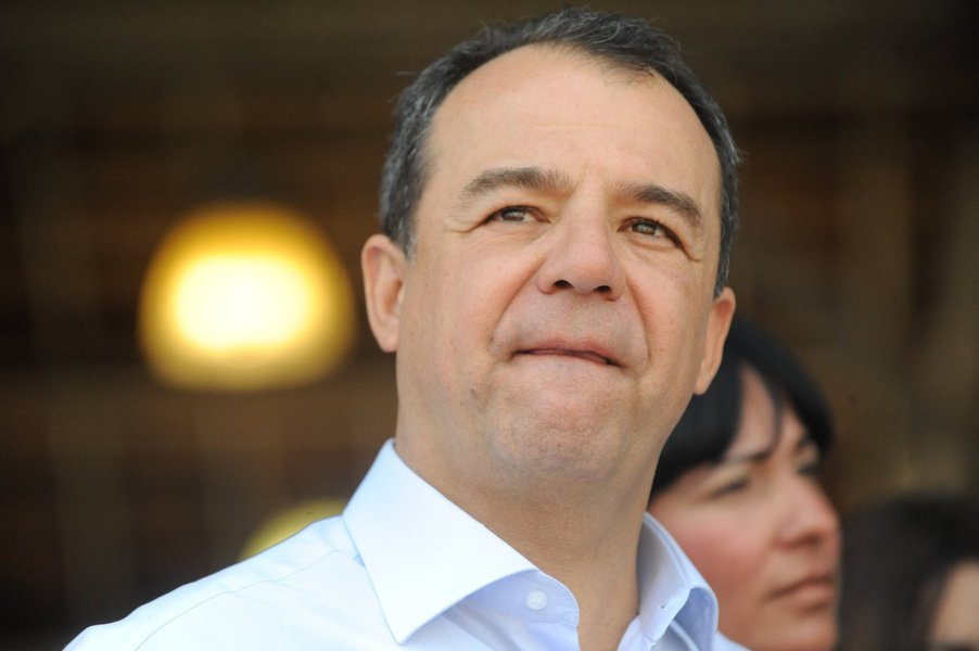 Em depoimento à PF, Susana Neves Cabral, que teve três filhos com o ex-governador do Rio Sérgio Cabral (PMDB) e é prima do senador Aécio Neves (PSDB-MG), afirmou que recebia de R$ 5 mil a R$ 20 mil por mês de seu ex-marido como uma pensão informal; segundo ela, o pagamento era feito por Carlos Bezerra, apontado como um dos integrantes do esquema liderado pelo peemedebista que desviou R$ 340 milhões; juiz Marcelo Bretas apontou Susana como a pessoa que "seria direta e constantemente beneficiada com vultosas transferências de valores, ao que parece obtidos pela atuação ilícita da Organização Criminosa (ORCRIM) descrita"
(Foto: Leonardo Lucena)
Em depoimento à PF, Susana Neves Cabral, que teve três filhos com o ex-governador do Rio Sérgio Cabral (PMDB) e é prima do senador Aécio Neves (PSDB-MG), afirmou que recebia de R$ 5 mil a R$ 20 mil por mês de seu ex-marido como uma pensão informal; segundo ela, o pagamento era feito por Carlos Bezerra, apontado como um dos integrantes do esquema liderado pelo peemedebista que desviou R$ 340 milhões; juiz Marcelo Bretas apontou Susana como a pessoa que "seria direta e constantemente beneficiada com vultosas transferências de valores, ao que parece obtidos pela atuação ilícita da Organização Criminosa (ORCRIM) descrita"