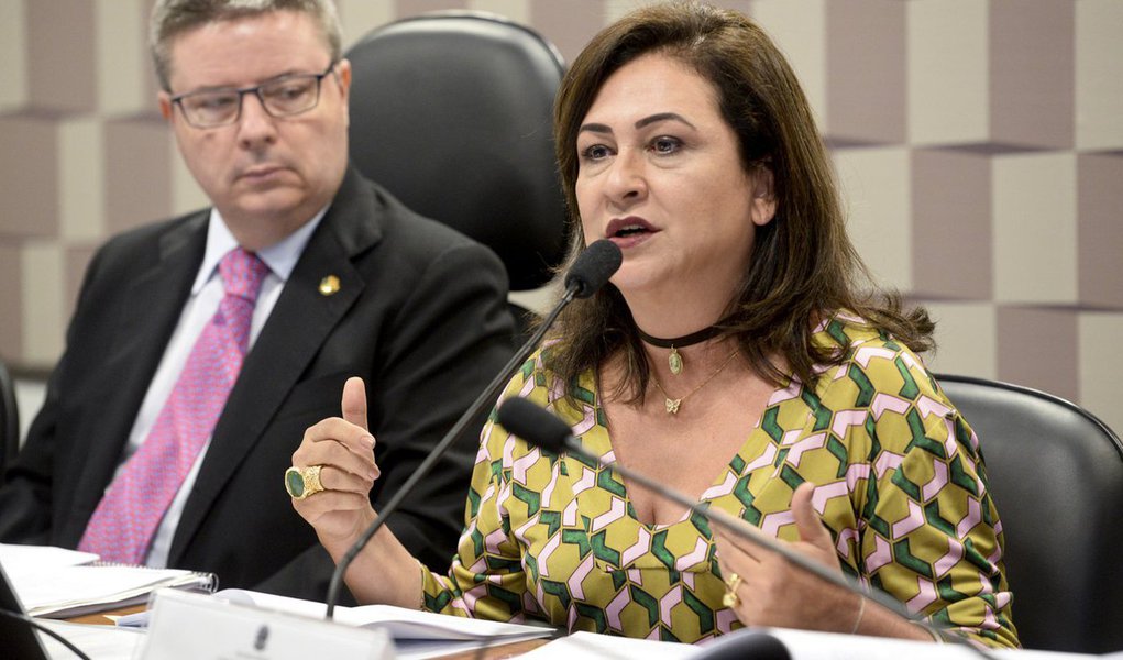 Comissão Especial do Extrateto no Senado aprovou relatório da senadora Kátia Abreu (PMDB) que propõe pacote de 12 medidas para colocar fim aos chamados supersalários – aqueles acima do teto constitucional (R$ 33,7 mil); texto também visa a acabar com o efeito cascata nas remunerações; “Agora não há mais dúvida do que é teto e o do que é extrateto. Mas, para aqueles que acham que há injustiça, eu recomendo que se lembrem que, no Brasil, o salário mínimo é de R$ 880 reais. Isso sim é injustiça”, afirmou; o texto está pautado para ir à votação em plenário no dia 13 de dezembro e, se aprovado, seguirá para apreciação da Câmara (Foto: Leonardo Lucena) Comissão Especial do Extrateto no Senado aprovou relatório da senadora Kátia Abreu (PMDB) que propõe pacote de 12 medidas para colocar fim aos chamados supersalários – aqueles acima do teto constitucional (R$ 33,7 mil); texto também visa a acabar com o efeito cascata nas remunerações; “Agora não há mais dúvida do que é teto e o do que é extrateto. Mas, para aqueles que acham que há injustiça, eu recomendo que se lembrem que, no Brasil, o salário mínimo é de R$ 880 reais. Isso sim é injustiça”, afirmou; o texto está pautado para ir à votação em plenário no dia 13 de dezembro e, se aprovado, seguirá para apreciação da Câmara
