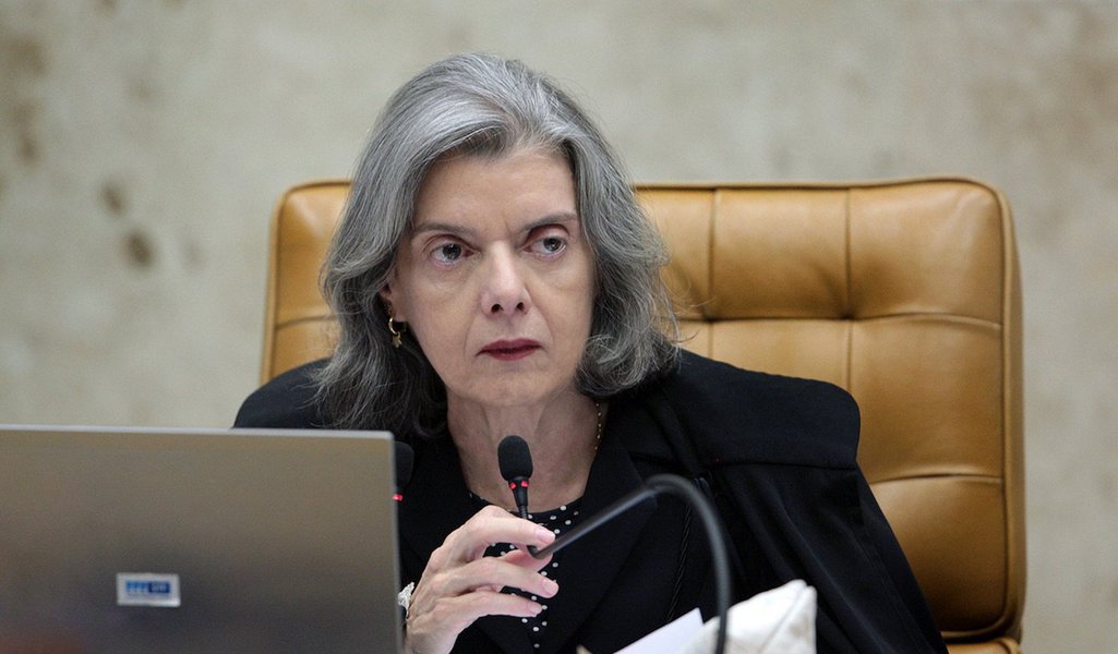 Em visita surpresa neste sábado, a presidente do Conselho Nacional de Justiça e do Supremo Tribunal Federal, ministra Cármen Lúcia, constatou superlotação no Complexo Penitenciário da Papuda, em Brasília; ela observou no local os mesmos problemas que atingem a maioria dos presídios brasileiros, como além de superlotação, carência de servidores e prestação precária de serviços; a ministra registrou locais onde mais de 3 mil pessoas ocupam alas com capacidade para apenas 1,4 mil vagas; no Centro de Detenção Provisória, 4 mil presos dividem o espaço destinado a 1,6 mil vagas (Foto: Romulo Faro) Em visita surpresa neste sábado, a presidente do Conselho Nacional de Justiça e do Supremo Tribunal Federal, ministra Cármen Lúcia, constatou superlotação no Complexo Penitenciário da Papuda, em Brasília; ela observou no local os mesmos problemas que atingem a maioria dos presídios brasileiros, como além de superlotação, carência de servidores e prestação precária de serviços; a ministra registrou locais onde mais de 3 mil pessoas ocupam alas com capacidade para apenas 1,4 mil vagas; no Centro de Detenção Provisória, 4 mil presos dividem o espaço destinado a 1,6 mil vagas