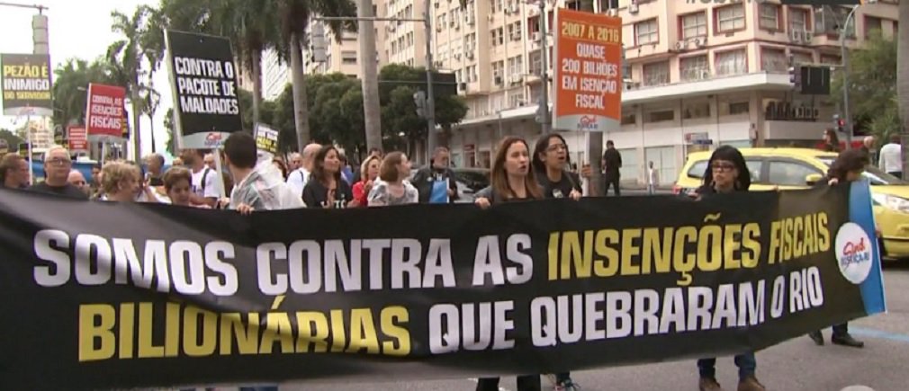 A campanha de servidores públicos estaduais contra o pacote de austeridade lançado pelo governo estadual continua; na tarde desta quinta-feira, funcionários da saúde, educação, Justiça e segurança Pública protestaram em frente à Assembleia Leglislativa do Rio (Alerj); o tumulto começou depois que o grupo foi informado que não seria recebido pelo presidente da Casa, o deputado Jorge Picciani (PMDB); policiais usaram bombas de efeito moral (Foto: José Barbacena) A campanha de servidores públicos estaduais contra o pacote de austeridade lançado pelo governo estadual continua; na tarde desta quinta-feira, funcionários da saúde, educação, Justiça e segurança Pública protestaram em frente à Assembleia Leglislativa do Rio (Alerj); o tumulto começou depois que o grupo foi informado que não seria recebido pelo presidente da Casa, o deputado Jorge Picciani (PMDB); policiais usaram bombas de efeito moral