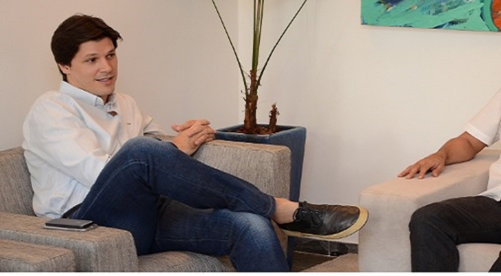 O deputado federal Daniel Vilela (PMDB) está sendo bombardeado nas redes sociais após ter votado a favor da emenda que prevê punições a juízes e promotores; ao ver que a repercussão foi negativa, o filho de Maguito Vilela divulgou nota esclarecendo seu posicionamento e alguns detalhes da lei; no entanto, as explicações de Daniel não convenceram os internautas e os comentários repudiando o voto do deputado já somam mais de 600. "Que bla bla bla hein deputado?? Papo de gente fraca que dá desculpa e não assume o que faz!", escreveu um internauta (Foto: José Barbacena) O deputado federal Daniel Vilela (PMDB) está sendo bombardeado nas redes sociais após ter votado a favor da emenda que prevê punições a juízes e promotores; ao ver que a repercussão foi negativa, o filho de Maguito Vilela divulgou nota esclarecendo seu posicionamento e alguns detalhes da lei; no entanto, as explicações de Daniel não convenceram os internautas e os comentários repudiando o voto do deputado já somam mais de 600. "Que bla bla bla hein deputado?? Papo de gente fraca que dá desculpa e não assume o que faz!", escreveu um internauta